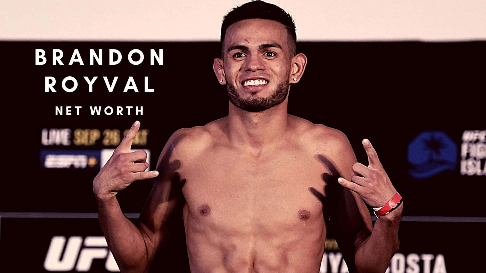 UFC拳手Brandon Royval在稱重時微笑並做出搖滾手勢。