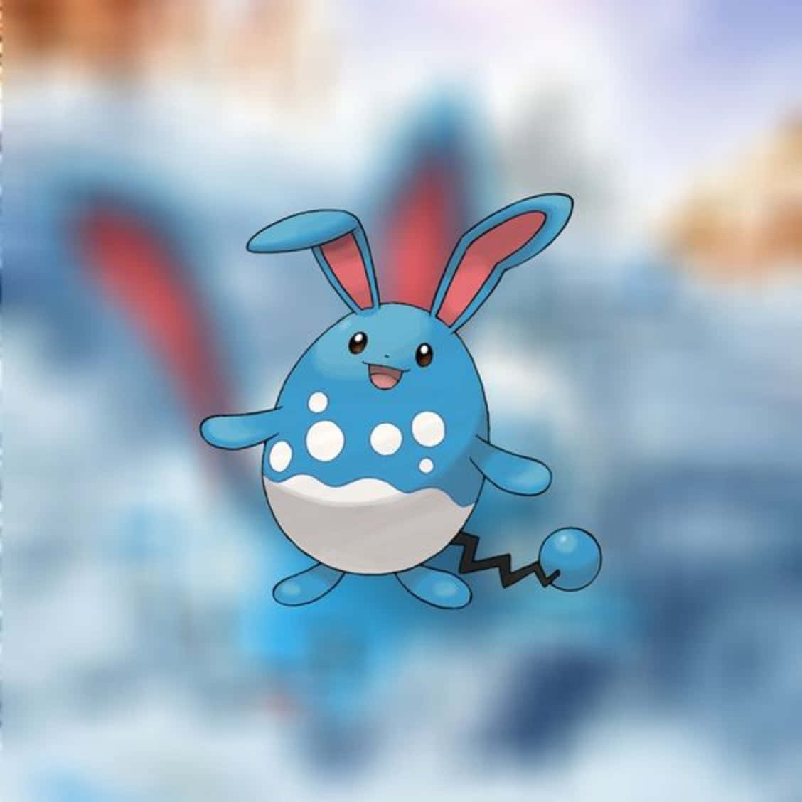 專注的 Azumarill 壁紙 — 一隻快樂的藍色兔仔狀寶可夢，帶有白色斑點和紅色內耳，在柔和模糊的天空背景下愉快地漂浮。