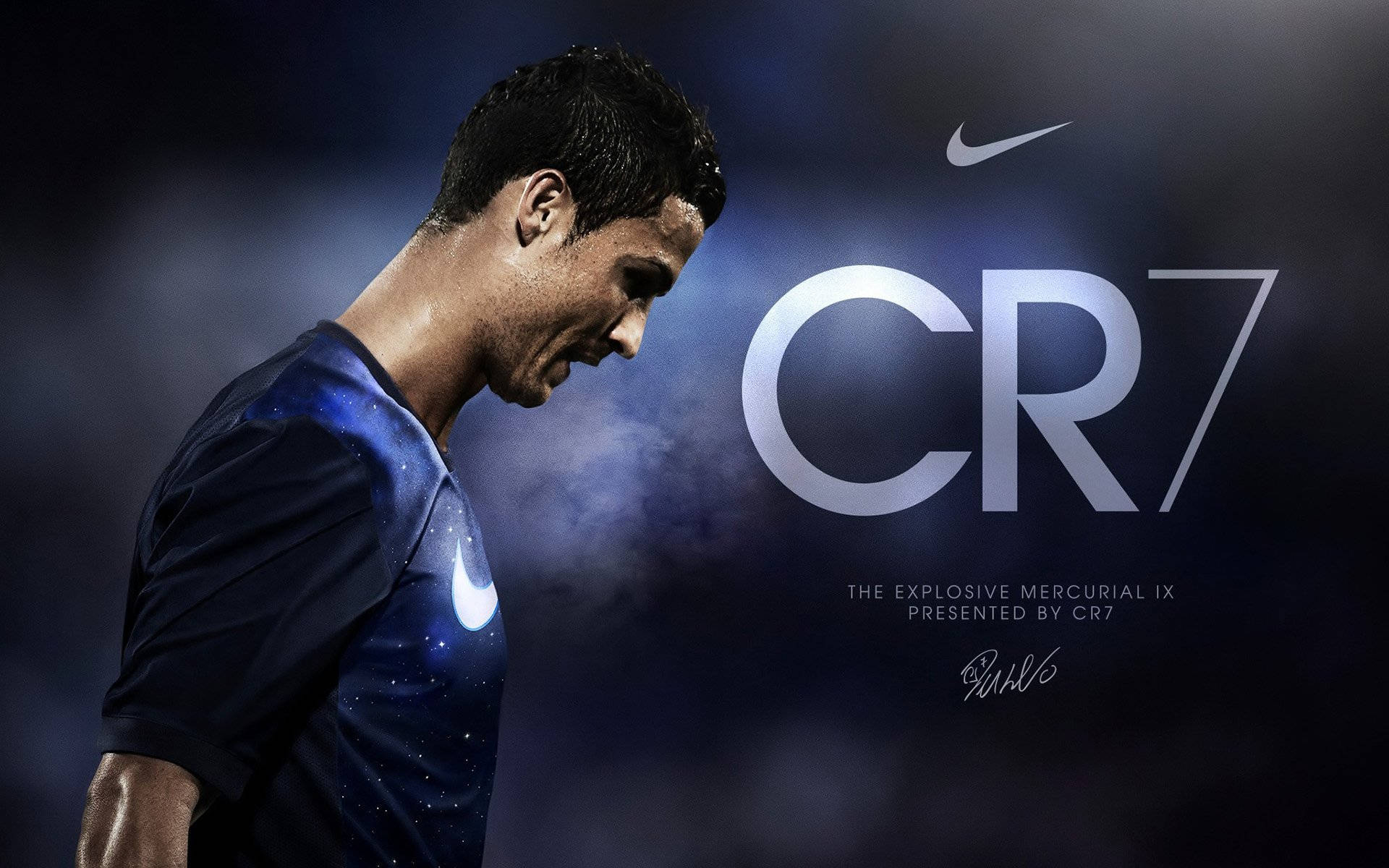 桌布 壁紙 — 專注的基斯坦奴·朗拿度身穿深藍色Nike球衣，帶有'CR7'品牌標誌，在戲劇性的球場聚光燈下低頭。