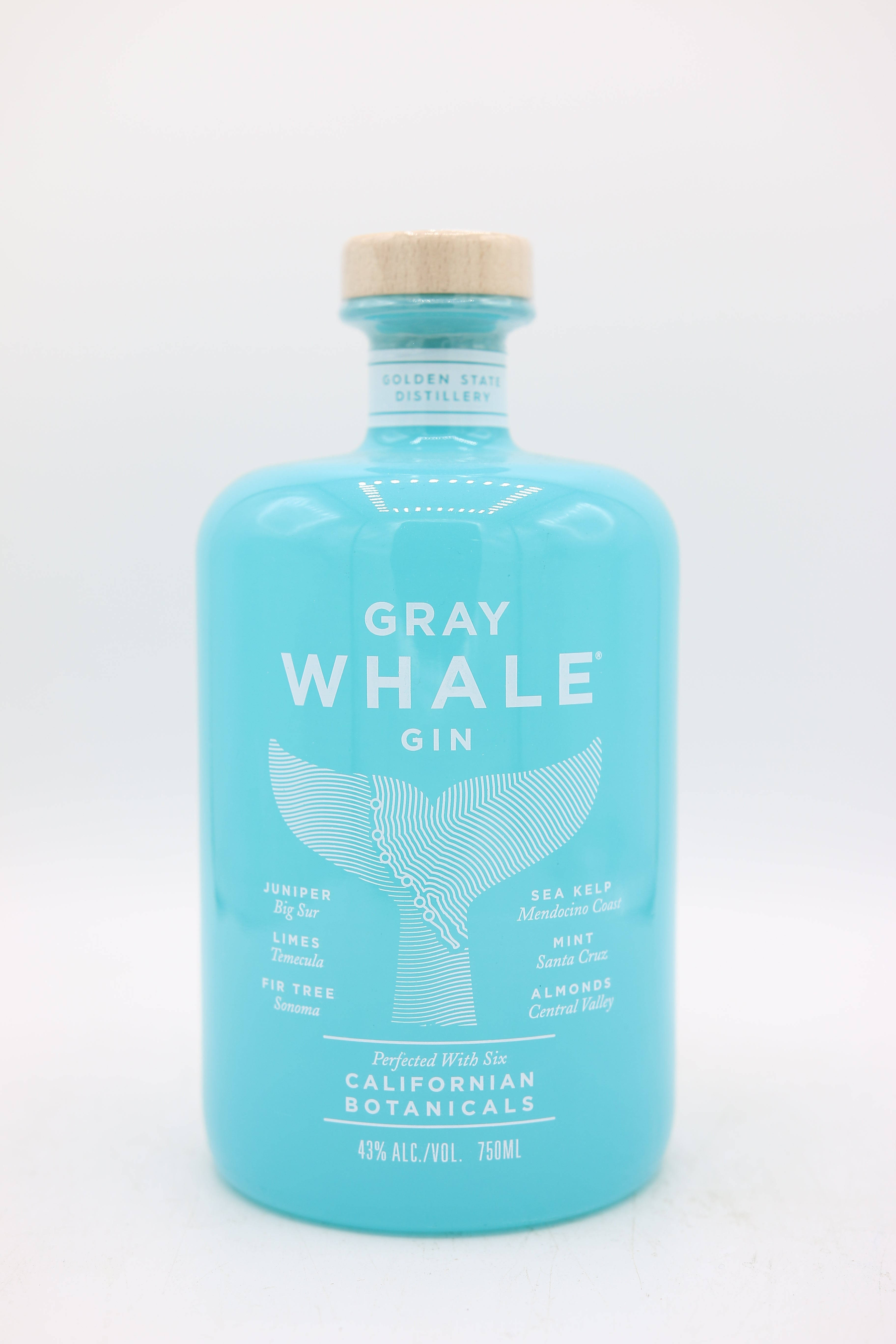 尊貴灰鯨琴酒——海洋之靈於杯中！ 壁紙 — 一個時尚的藍綠色氈酒瓶，帶有鯨魚尾巴設計和植物成分列表，背景為潔淨的白色。