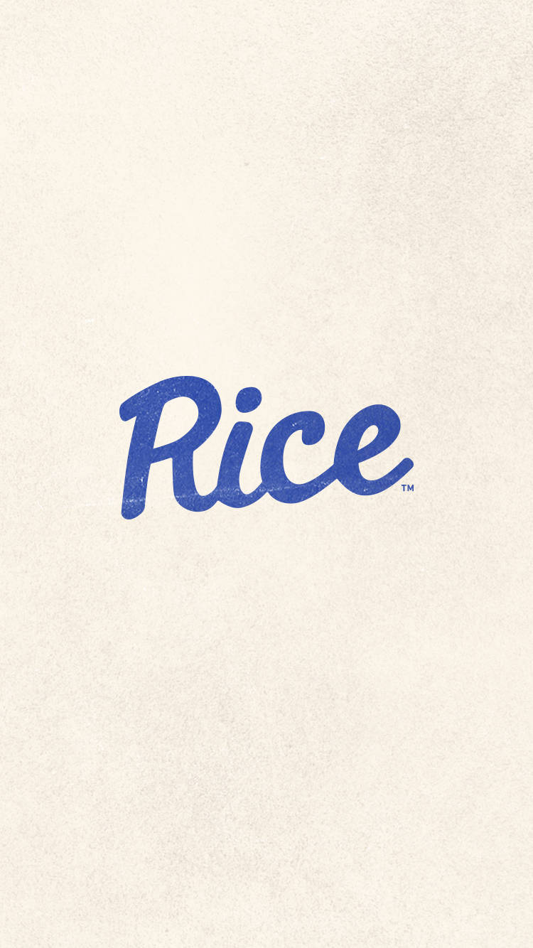 在帶紋理的奶油色背景上，藍色草書文字寫著 Rice。