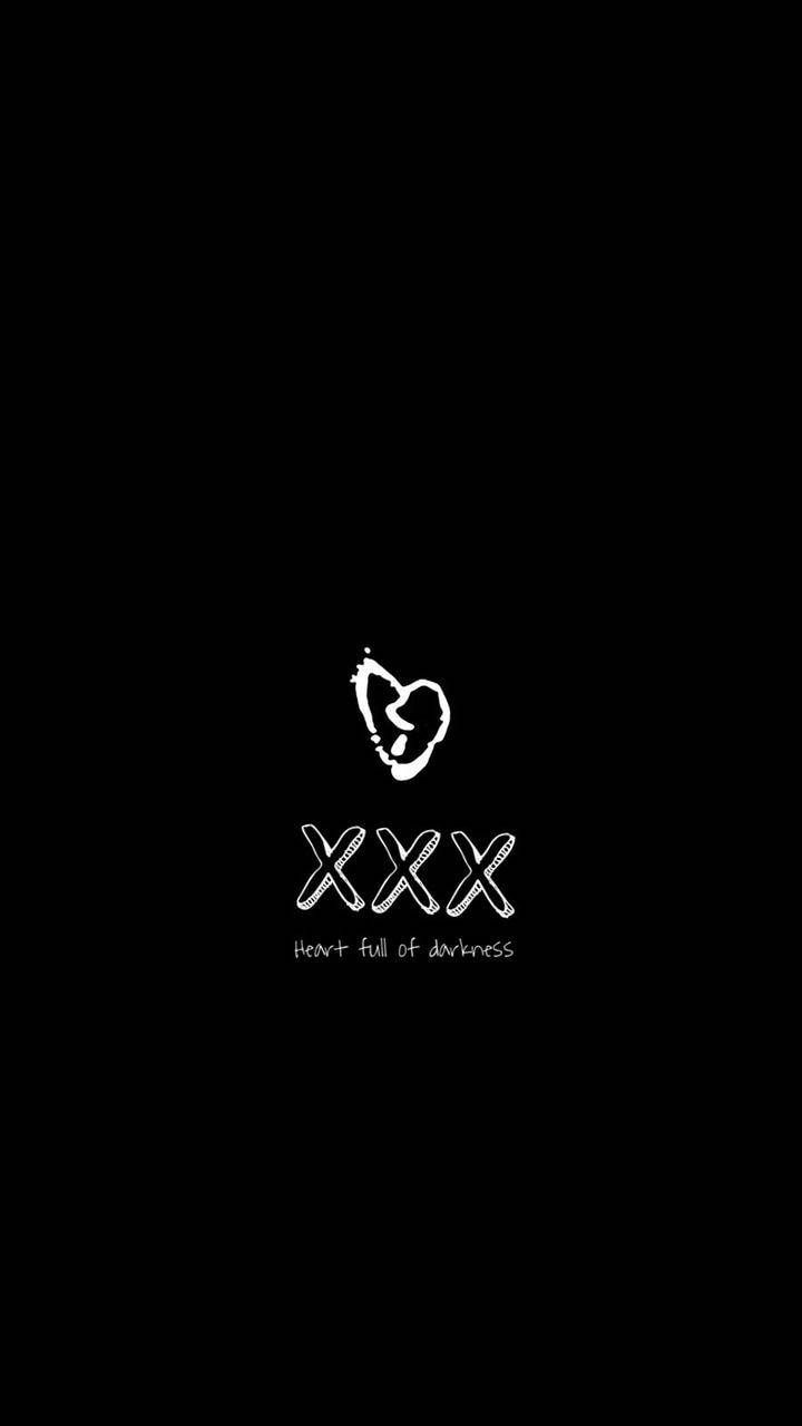 黑色背景上的白色心形和文字，帶有短語heart full of darkness