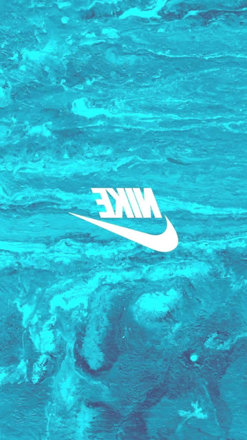 白色Nike標誌在漩渦綠松石色水背景上。