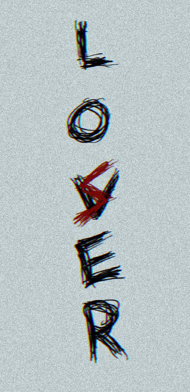 垂直塗鴉文字在灰色牆上以黑色和紅色拼出lover。