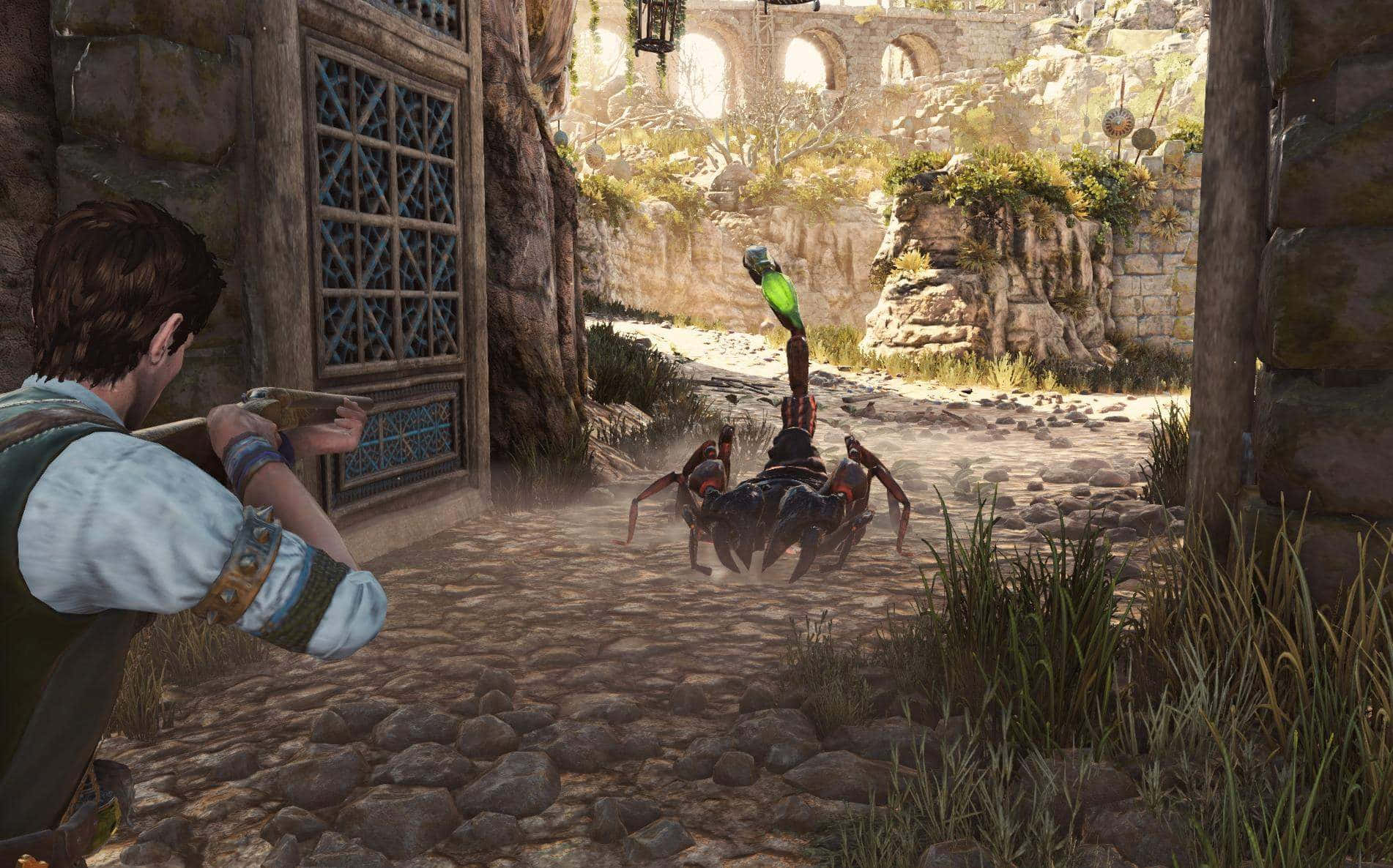 對戰巨型蝎子 最佳《Strange Brigade》背景 壁紙 — 一個角色在陽光明媚的石頭庭院中，將武器瞄準一隻尾巴發出綠色光芒的大蠍子。