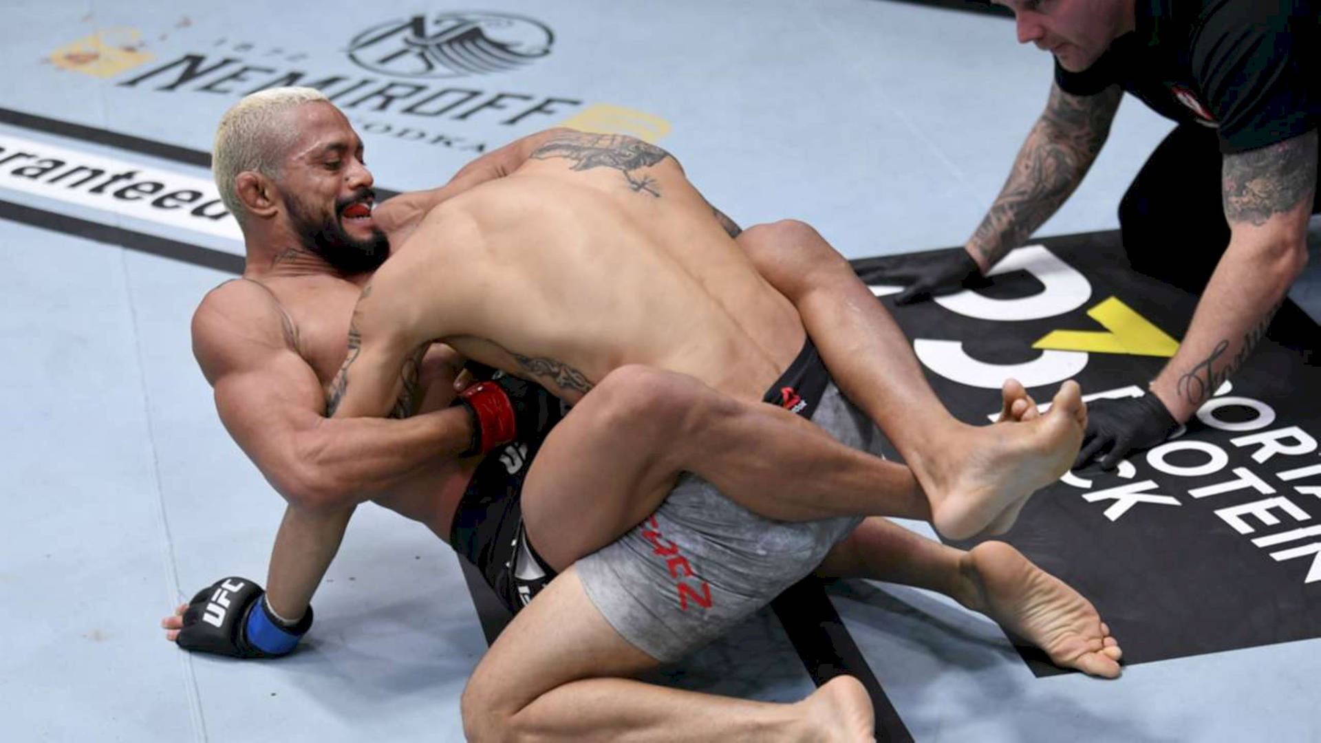 兩名MMA拳手在UFC八角籠內進行纏鬥比賽。