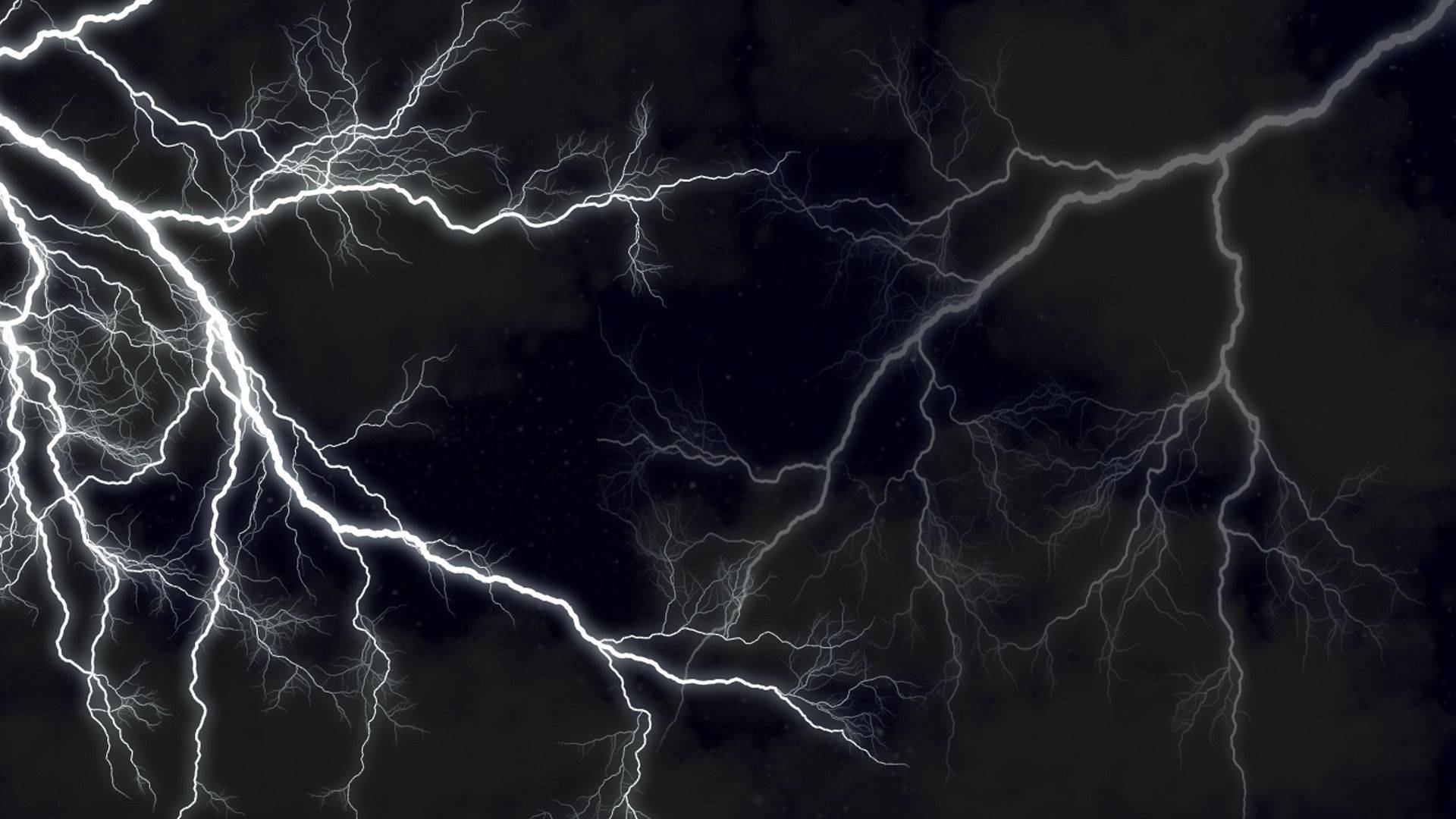 明亮的閃電照亮了黑暗的暴風雨天空。