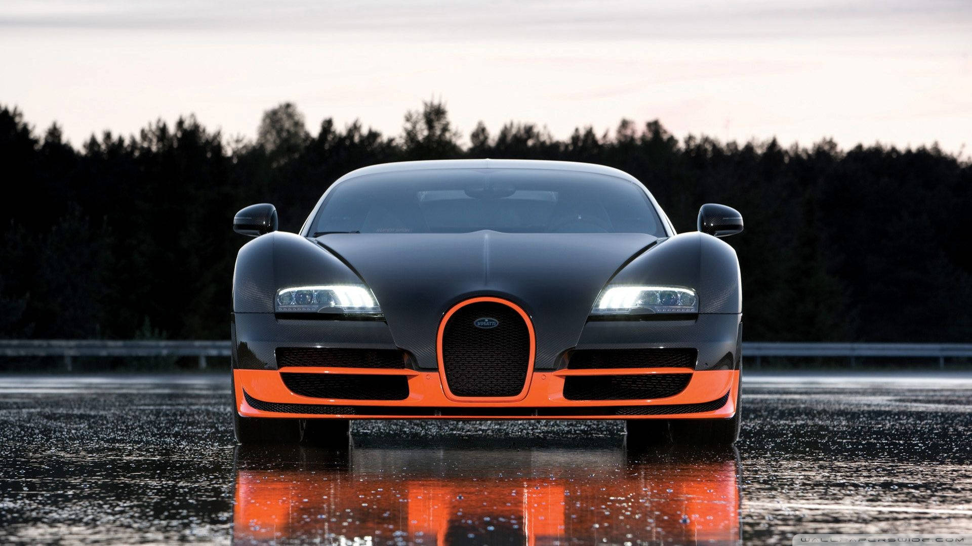 黑色Bugatti跑車帶橙色飾邊，在暮色中停在濕路上