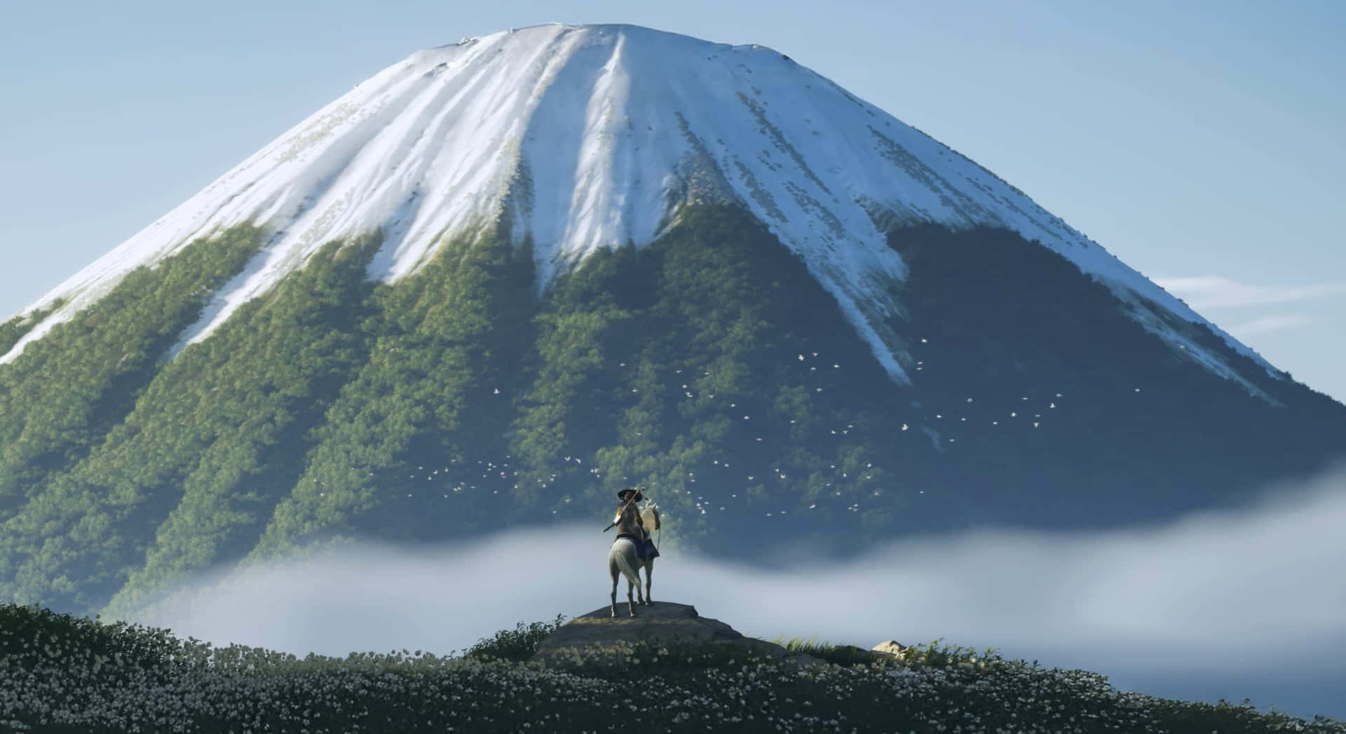《對馬島之鬼》山景 壁紙 — 一位孤獨的騎手騎著白馬，站在霧氣瀰漫的山丘頂上，凝視著晴朗藍天下雄偉的雪覆蓋的富士山。