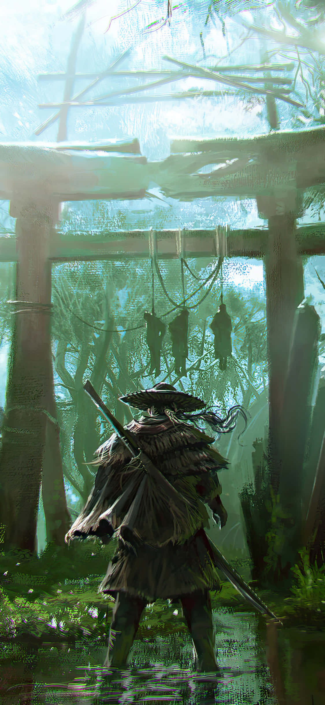 「對馬島的武士」 壁紙 — 一個孤獨的武士穿著破爛的長袍，站在長滿青苔的鳥居下，身處迷霧森林中，手持劍，上方繩索上懸掛著詭異的剪影。