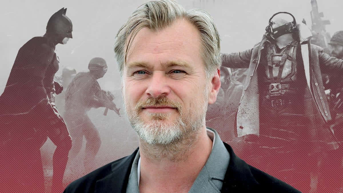 Christopher Nolan 桌布 壁紙 — 導演基斯杜化路蘭的電影風格肖像，背景為紅色和灰色，帶有模糊的超級英雄動作人偶。