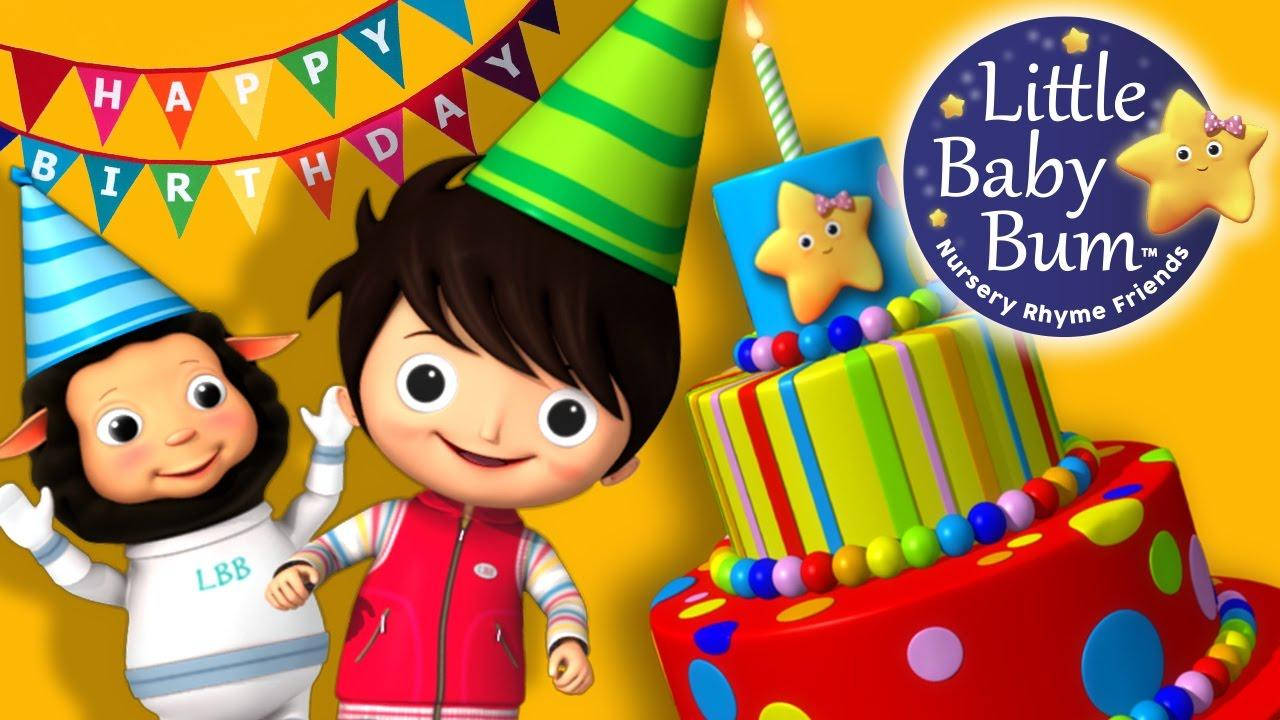 兩個戴派對帽嘅卡通小孩用彩色蛋糕慶祝生日。