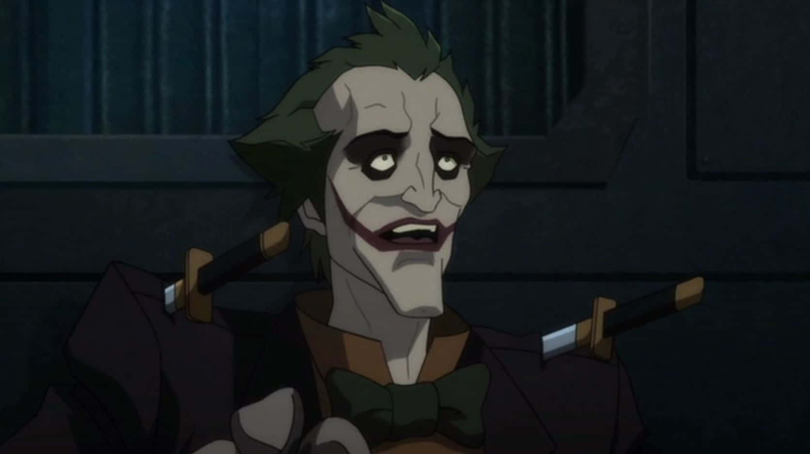Batman Assault On Arkham 桌布 壁紙 — 小丑在昏暗的房間裏，肩上扛著兩把劍，露出瘋狂的笑容。