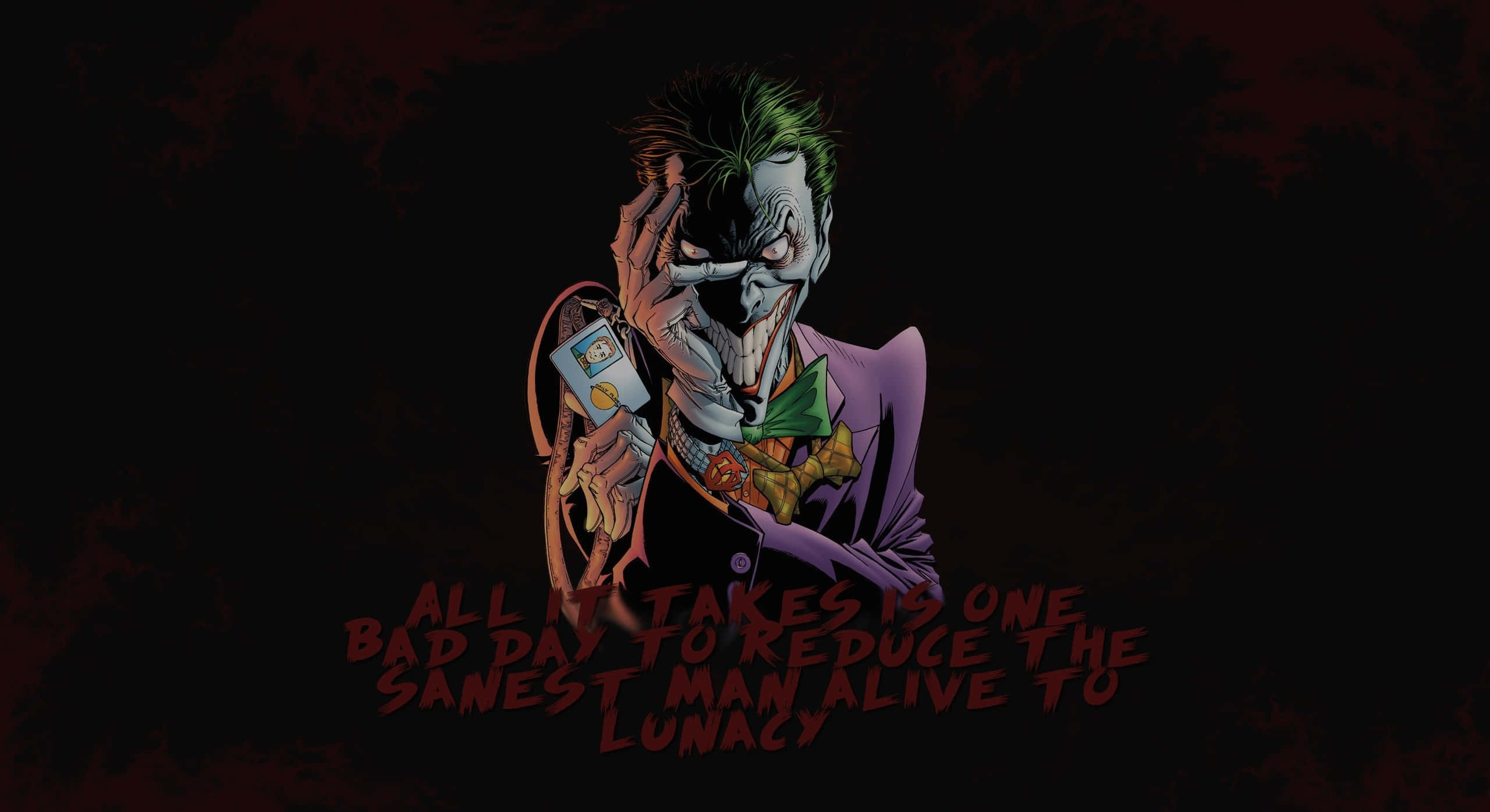Evil Joker 桌布 壁紙 — 小丑在深紅色紋理背景上拿著一張撲克牌，露出邪惡的笑容。