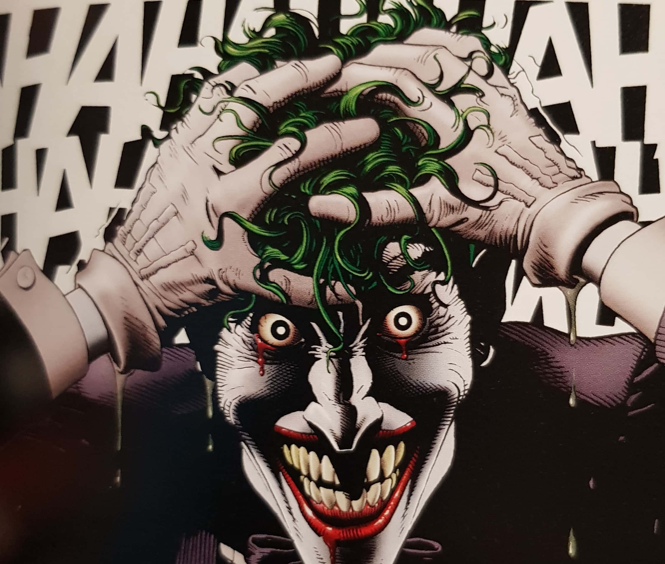 The Killing Joke 桌布 壁紙 — 小丑在混亂的黑白背景前，綠色頭髮，眼睛和嘴巴滴著血，狂笑著。