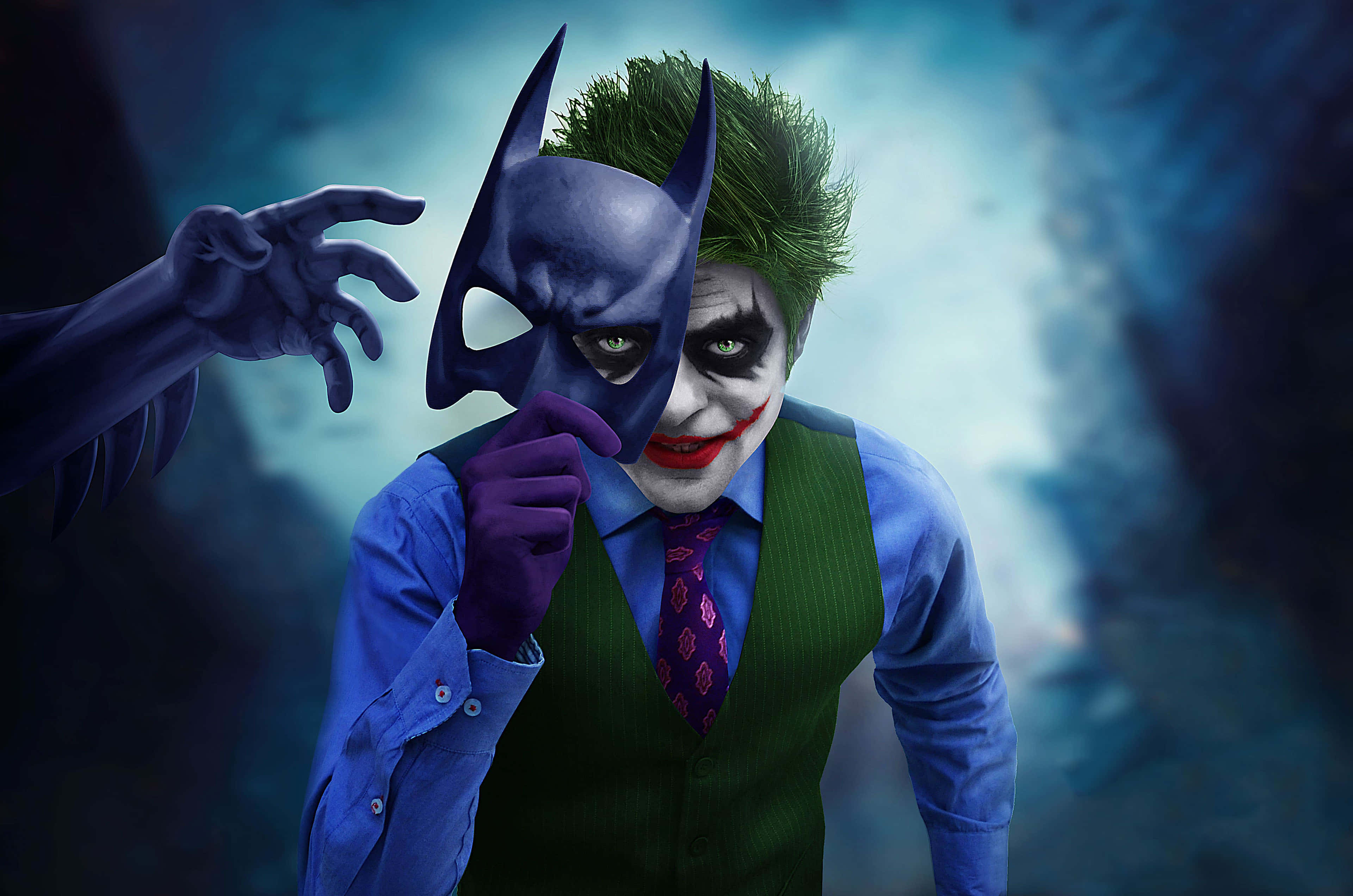 Halloween Masks 桌布 壁紙 — 小丑手持蝙蝠俠面具，一隻戴著手套的手在暴風雨般的藍色背景中向他伸來。