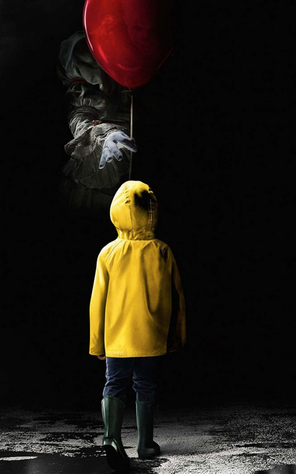 一個穿著黃色雨衣的孩子面對一個拿著紅色氣球的恐怖小丑。