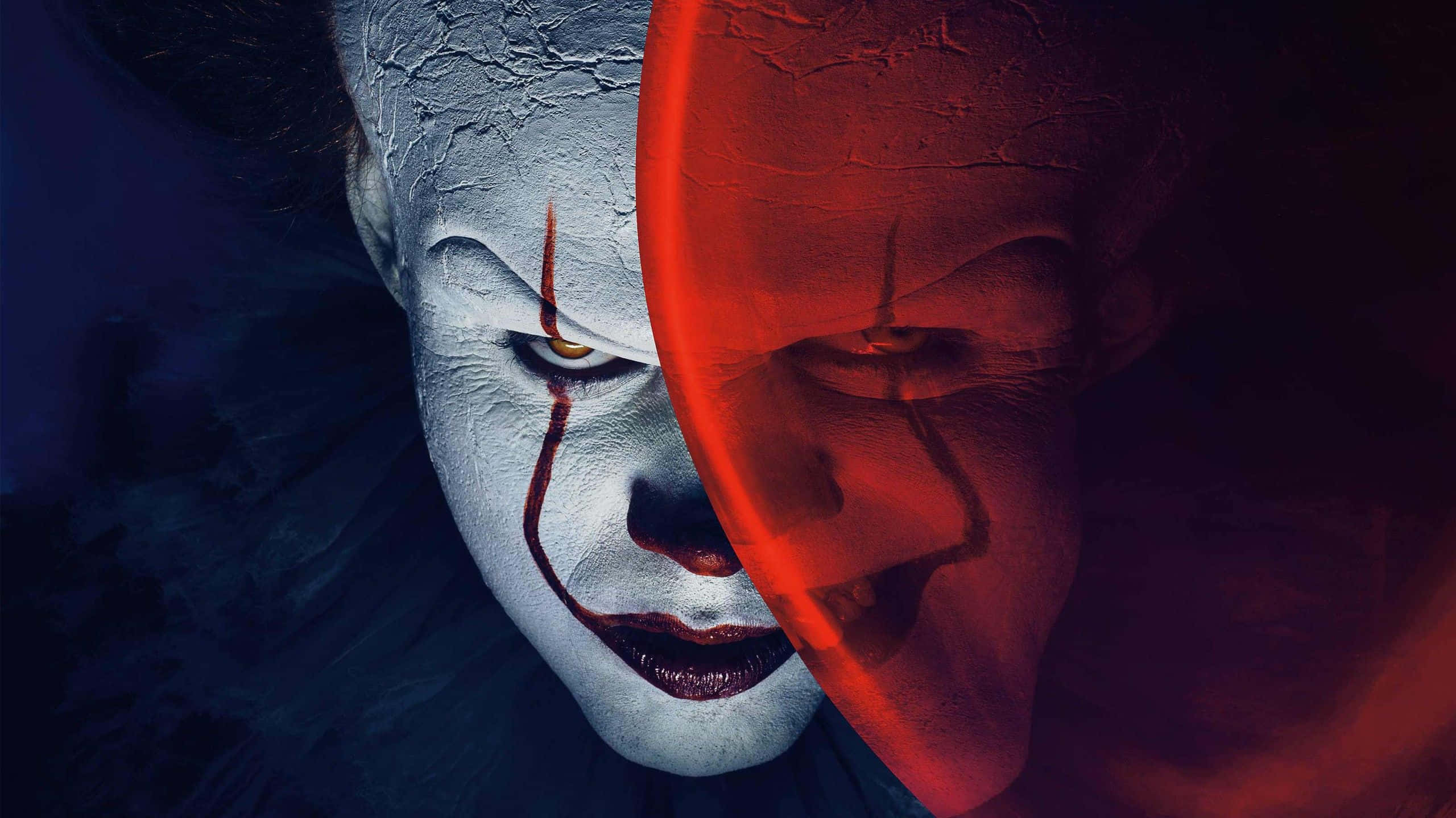 Monster Movies 桌布 壁紙 — 小丑潘尼懷斯的令人毛骨悚然的分裂面孔肖像，一側是淡藍色，另一側是火紅色。