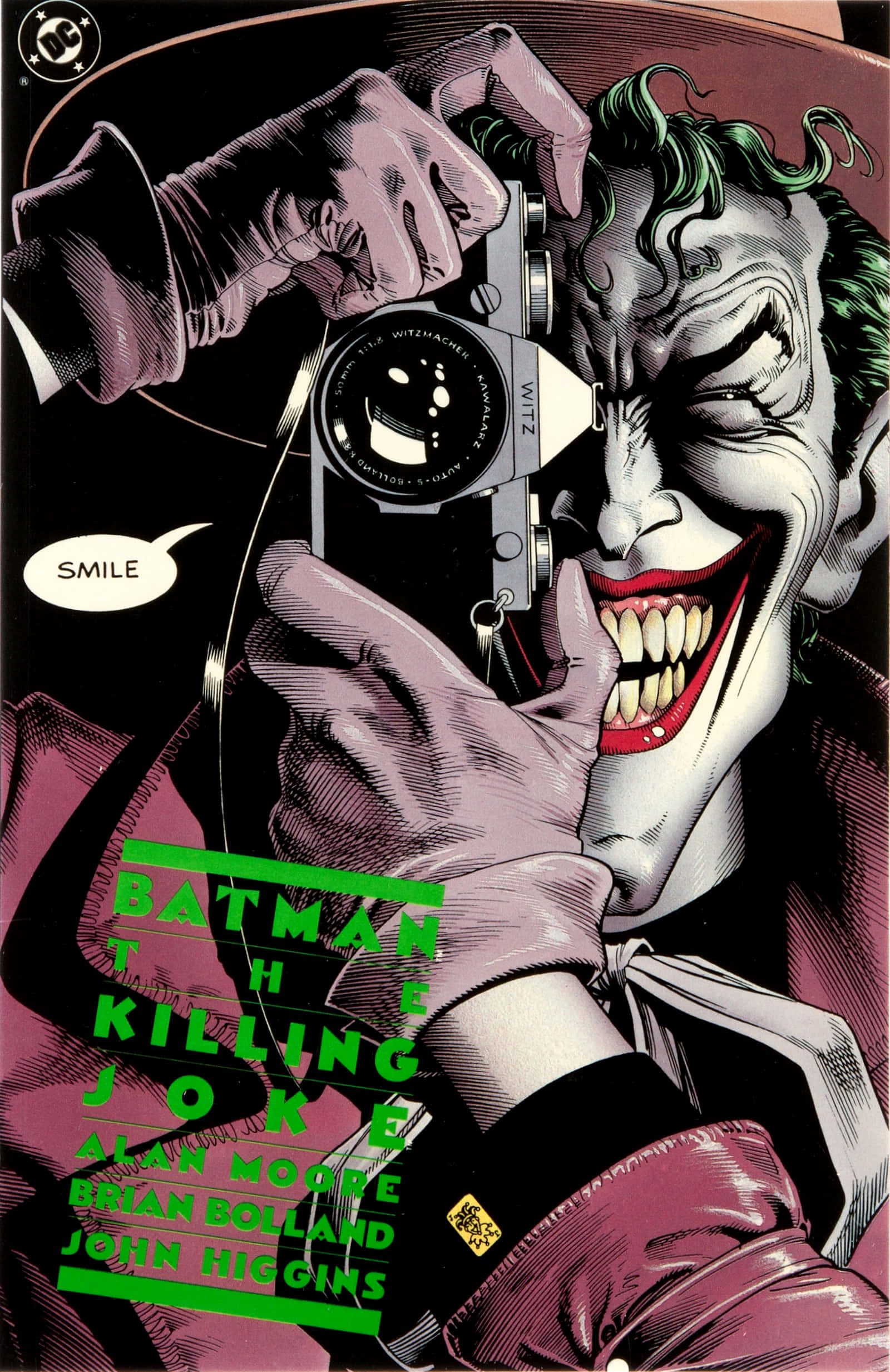 Batman The Killing Joke 桌布 壁紙 — 小丑狂笑著，將相機舉到臉上，對話框寫著「SMILE」，背景為深色。