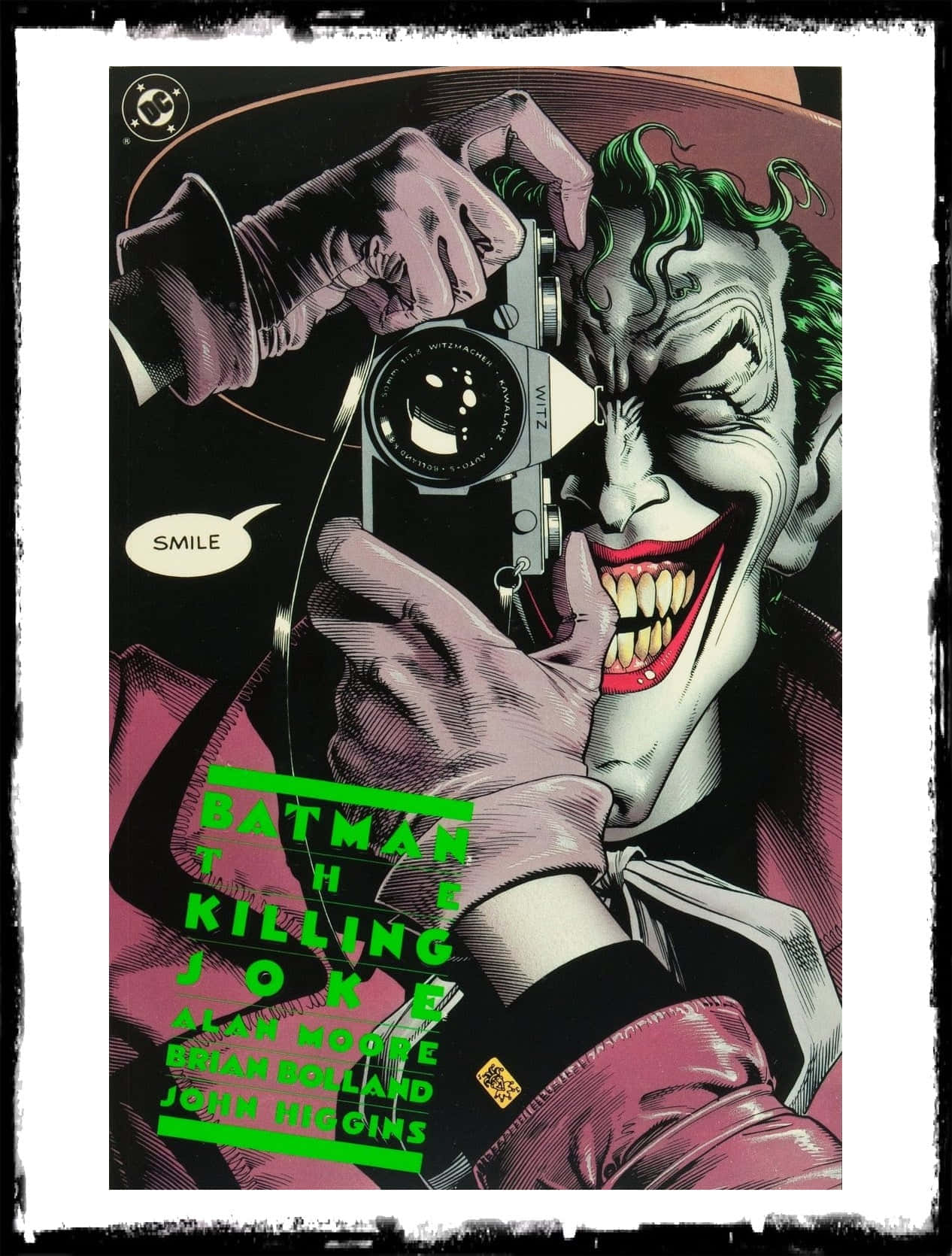 Batman The Killing Joke 桌布 壁紙 — 小丑瘋狂地咧嘴笑著，將相機舉到臉上，漫畫書封面上有一個「SMILE」對話氣泡。
