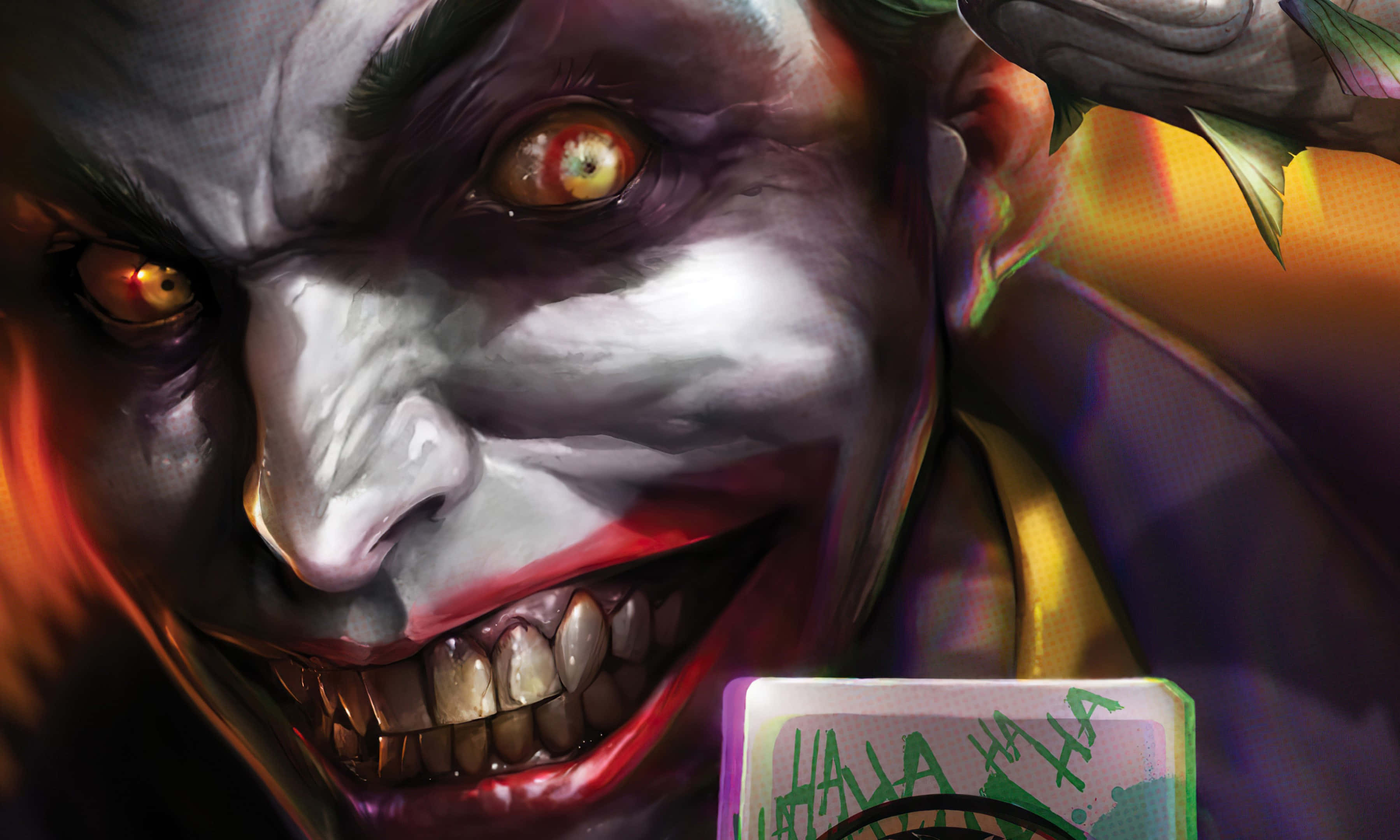 Dark Joker 桌布 壁紙 — 小丑的近距離威脅特寫，雙眼發光，咧嘴大笑，手持一張笑臉卡牌。