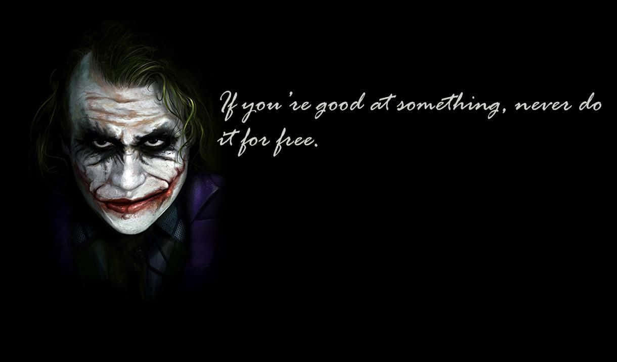 Joker Quotes 桌布 壁紙 — 小丑的近距離特寫，臉上塗抹著白色顏料和紅色嘴唇，背景為黑色，附有引文。