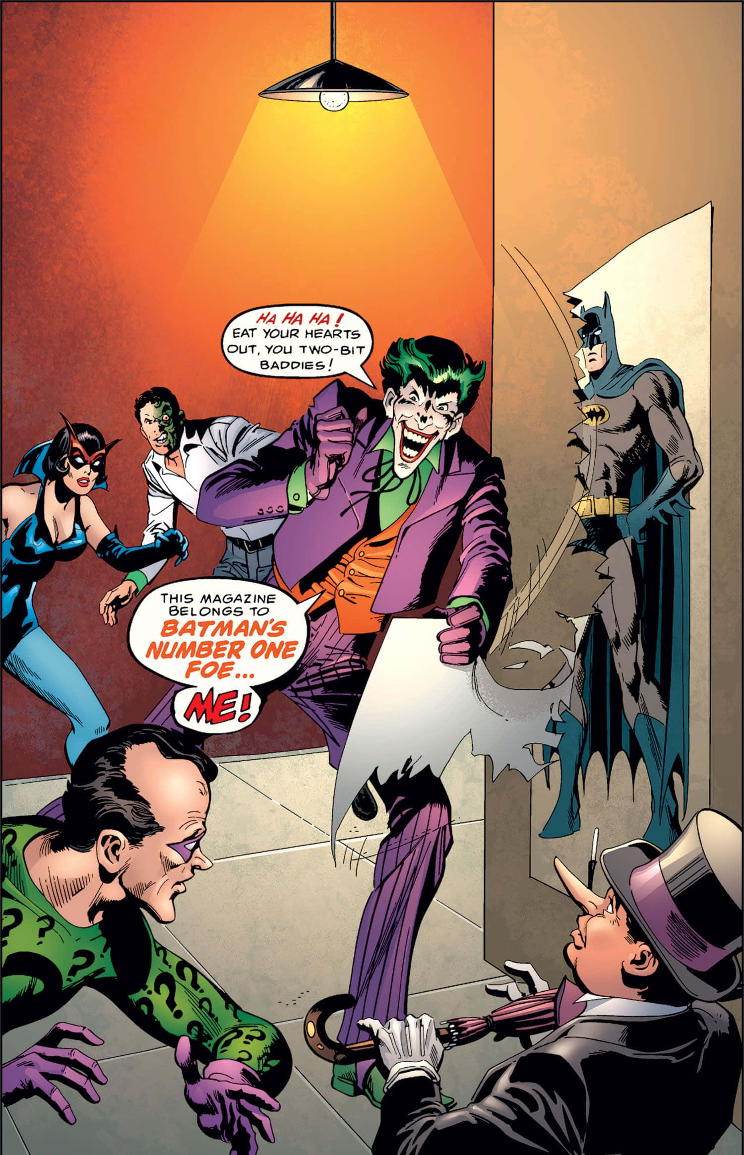 Joker Comic 桌布 壁紙 — 小丑穿著紫色西裝，手拿撕破的雜誌，狂笑不止，在昏暗的房間中被蝙蝠俠和其他反派包圍。