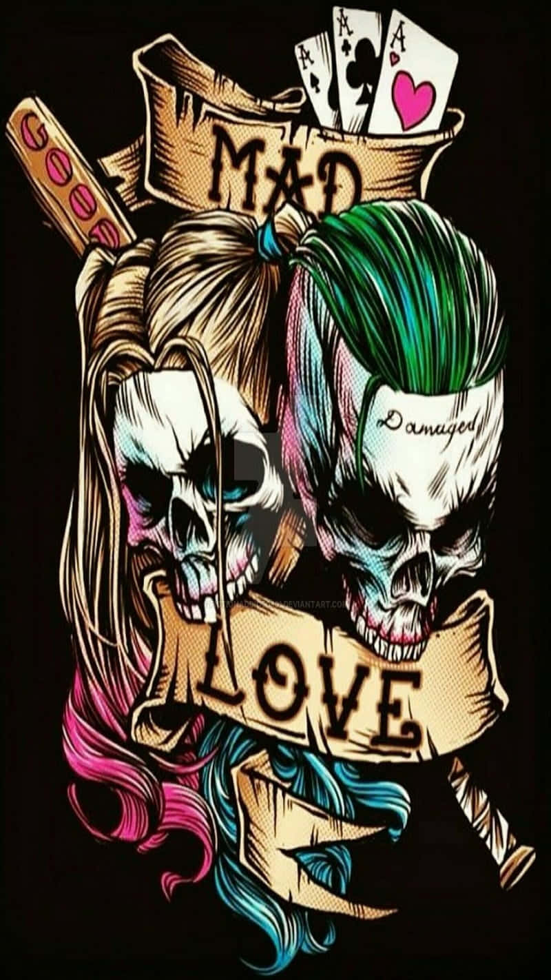 兩個帶有彩色頭髮和紋身的頭骨，拿著寫有「MAD」和「LOVE」的橫幅，並配有撲克牌。