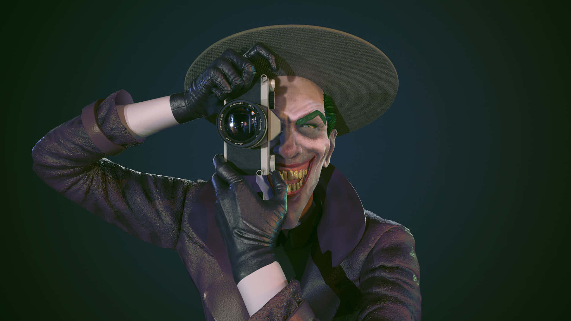 Batman The Killing Joke 桌布 壁紙 — 小丑身穿紫色西裝，戴著寬邊帽，在深綠色背景下，帶著狂躁的笑容拿著一部復古相機。