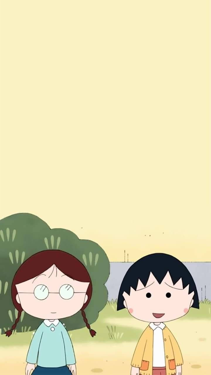 兩個紮辮子的微笑動漫女孩站在戶外靠近灌木叢。