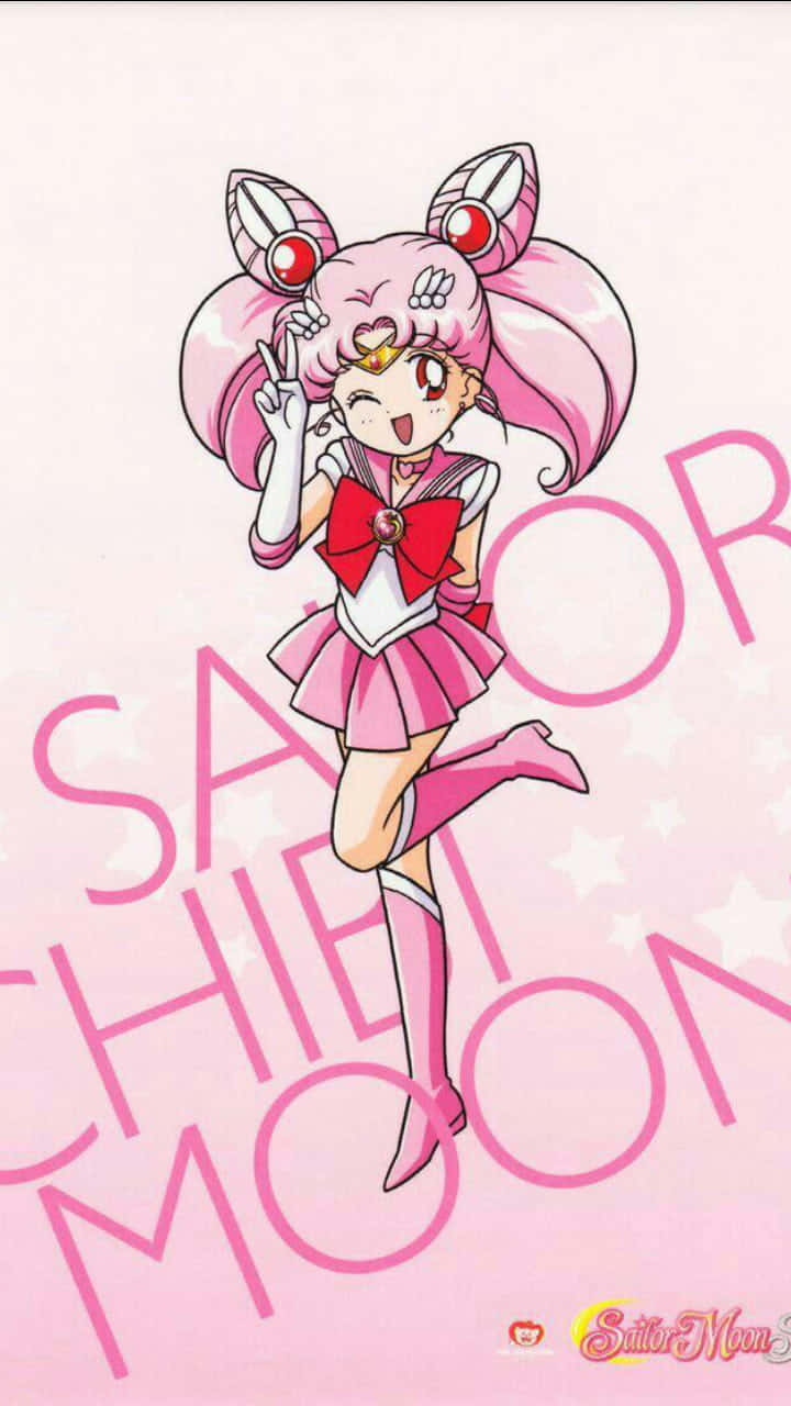 身穿粉紅色制服的動畫角色 Sailor Chibi Moon 比出和平手勢擺姿勢。