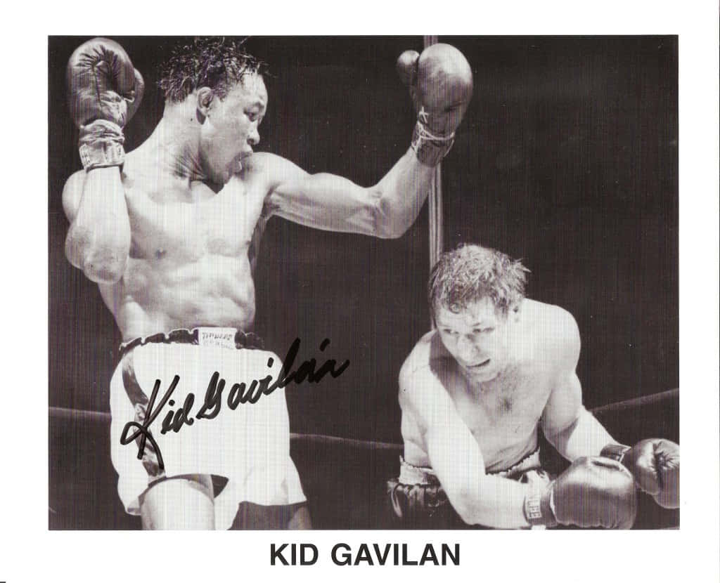 拳擊手Kid Gavilan在復古拳擊比賽中擊中一拳。