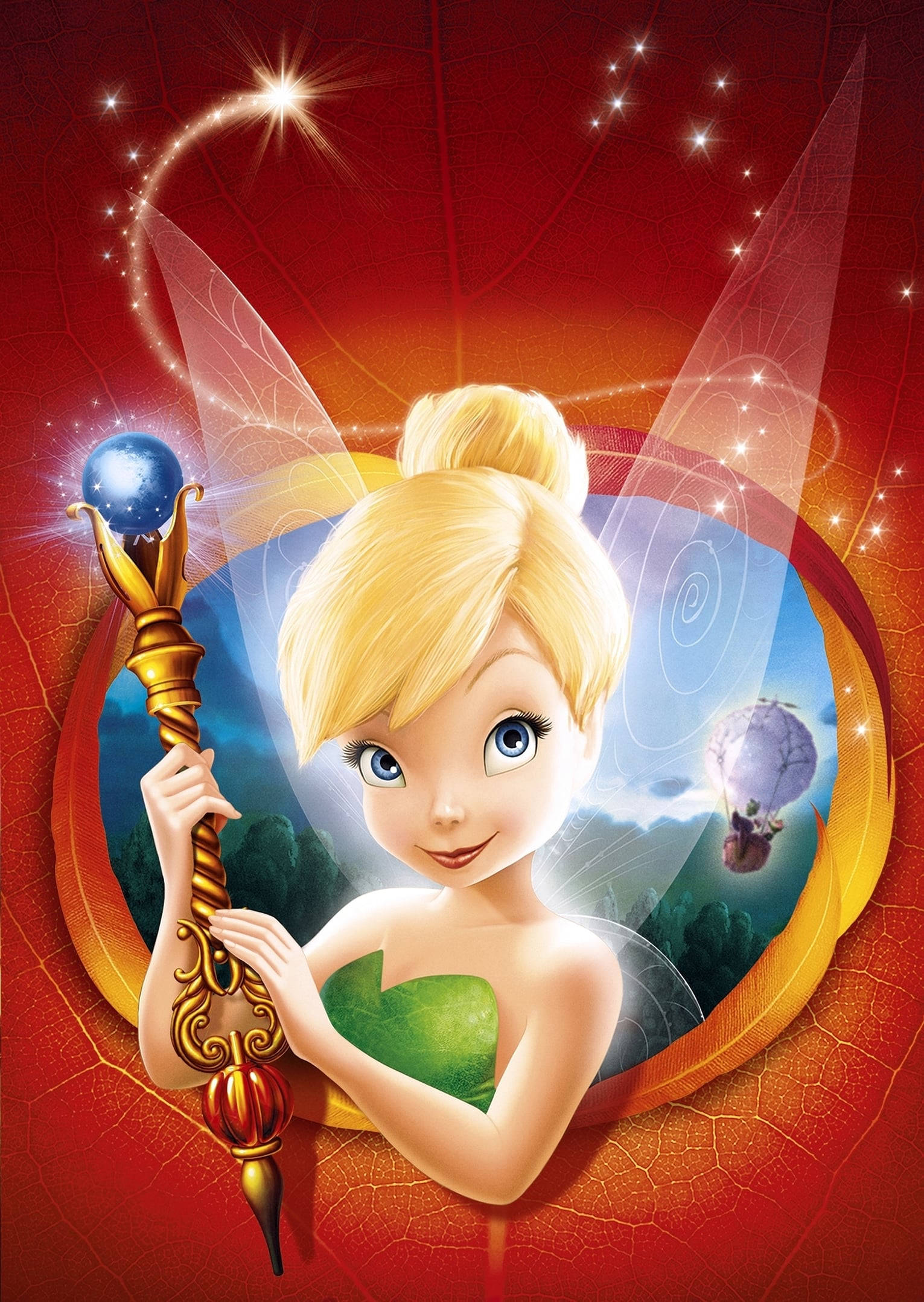 小叮噹手持魔法法杖 壁紙 — 小叮噹（Tinker Bell）燦爛微笑，手持發光法杖，背景是充滿活力的紅色星空，透過圓形傳送門可見一個熱氣球。