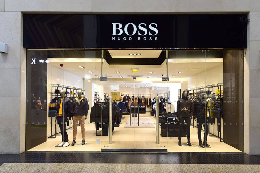 Hugo Boss男裝店，櫥窗內有模特兒展示。