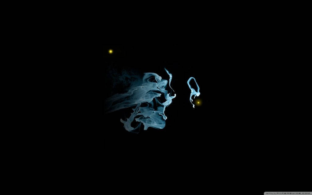 小型淺藍煙霧 HD 壁紙 — 發光的藍色煙霧漩渦在黑色背景上形成一個問號，並有兩個小黃燈。