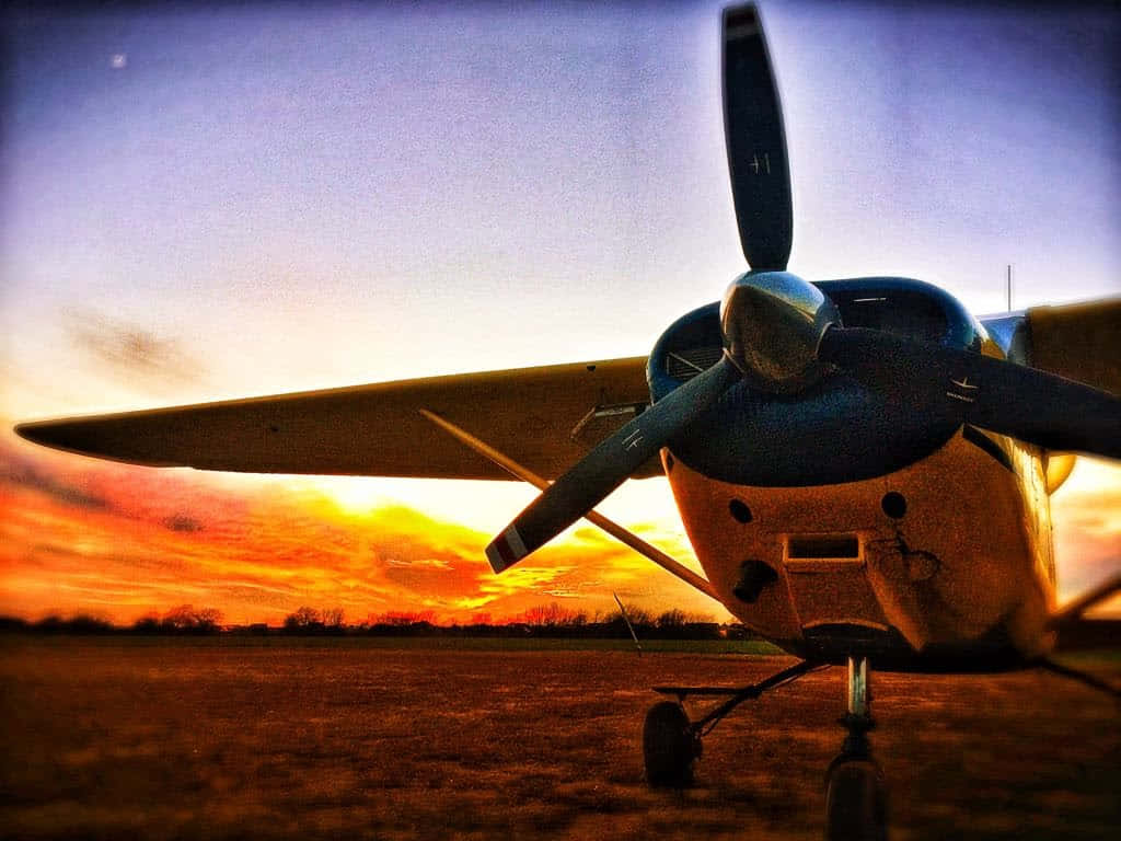 復古飛機在夕陽下的草地上