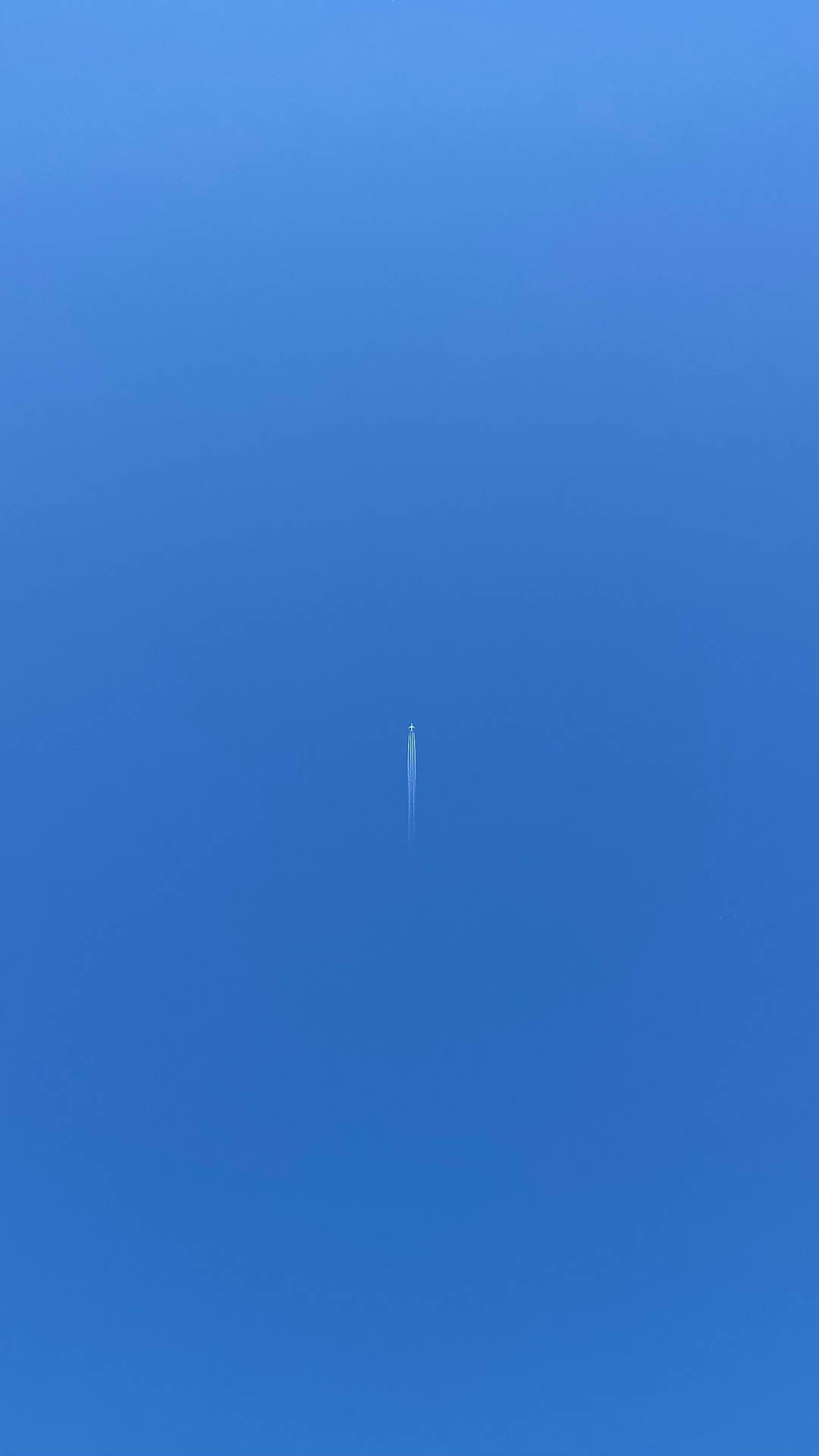 帆船獨自漂浮在寧靜的藍色海面上，天空開闊