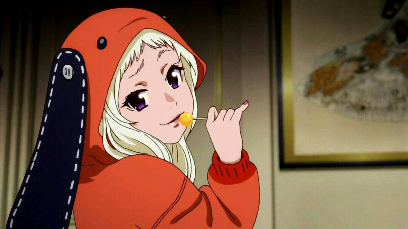 小夜月自鳴得意表情 壁紙 — 一位金髮動漫女孩穿著紅色連帽服裝，在室內享受黃色棒棒糖，表情俏皮。
