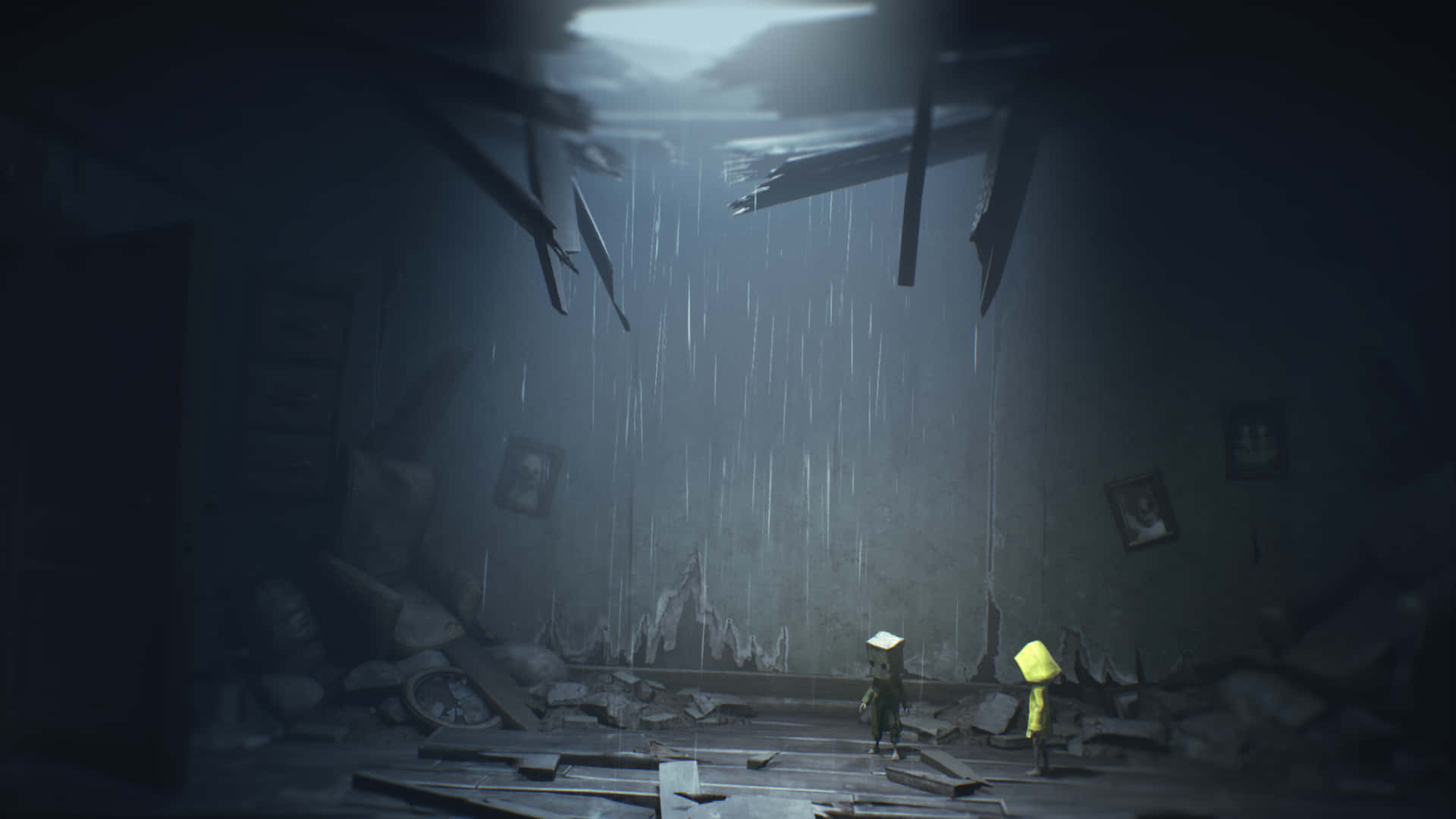 兩個穿著黃色雨衣的小孩站在被雨水浸透的破爛房間裡。