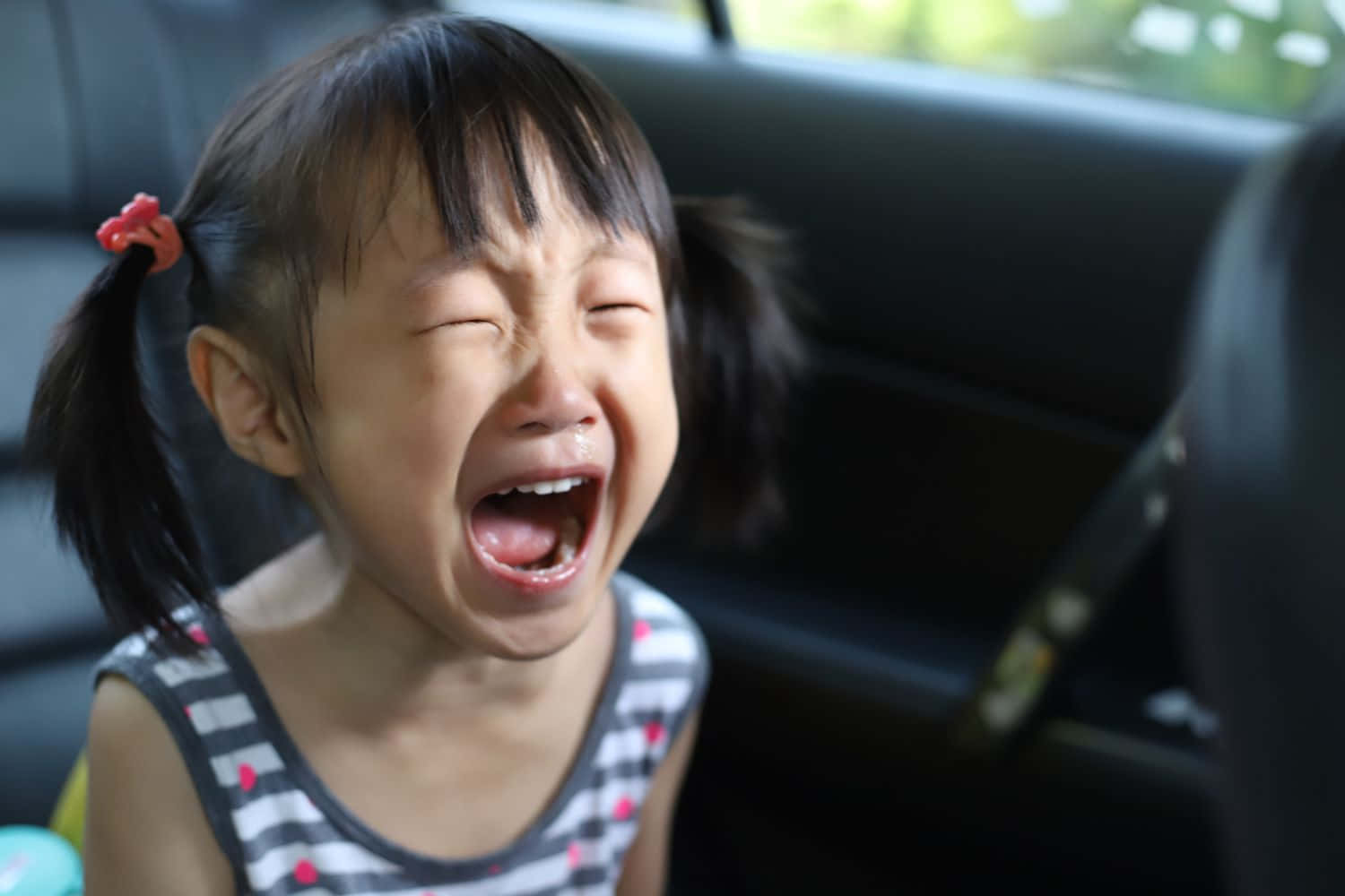 小女孩在汽車後座哭泣 壁紙