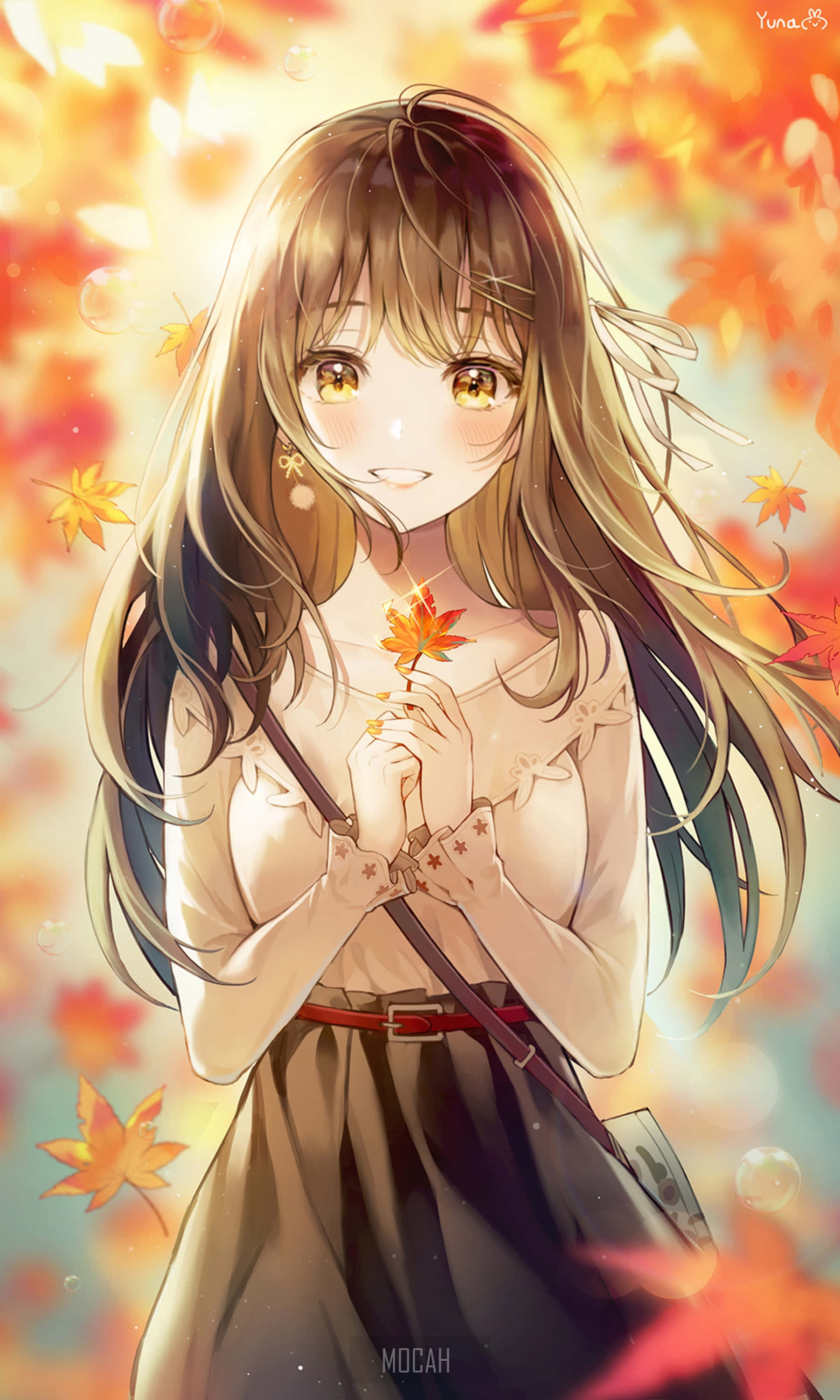 小巧動漫少女 壁紙 — 一個開心的動畫女孩，長長嘅棕色頭髮，喺溫暖金色光線下，喺一陣秋葉瀑布中拎住一塊發光嘅楓葉。