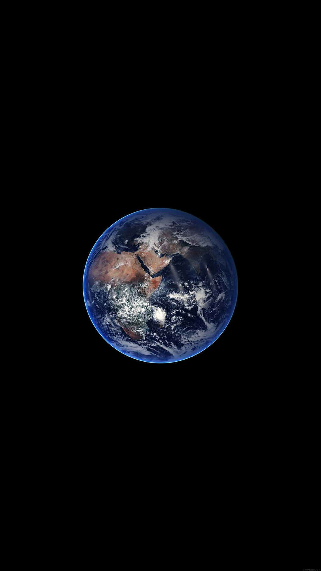 從太空看地球，藍色海洋、棕色陸地、白色雲層，背景為黑色 — 行星 壁紙