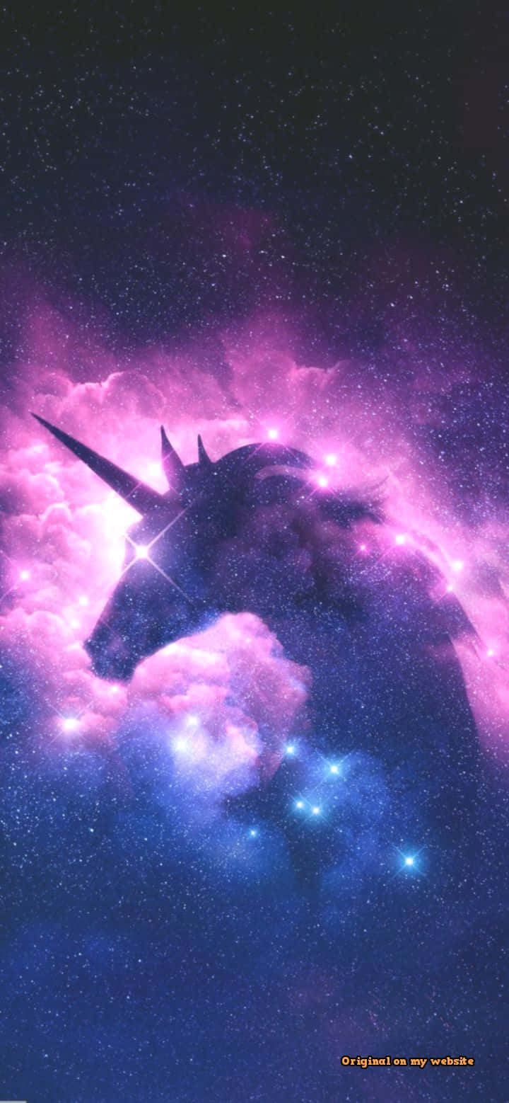 在充滿活力的宇宙星雲中，獨角獸剪影與星星。