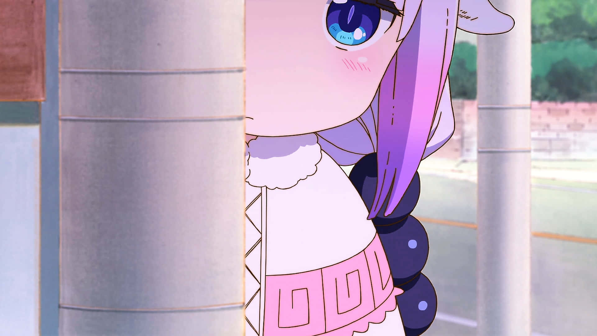 紫色頭髮的動漫女孩從金屬柱後面偷看。