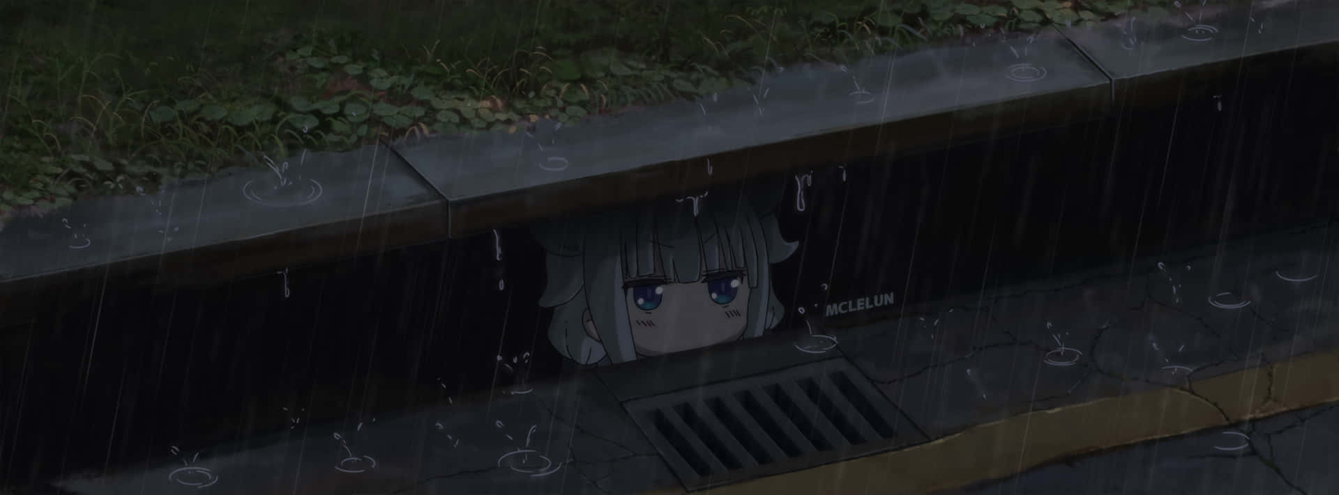 一個銀色頭髮的悲傷動漫女孩從被雨水浸濕的混凝土簷下探出頭來。