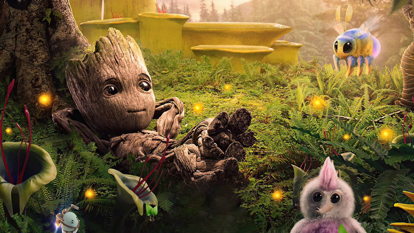 1366 x 768 Marvel Cute Baby Groot 壁紙 — 小樹人在茂密的綠色森林中休息，周圍有發光的球體和奇幻的生物。