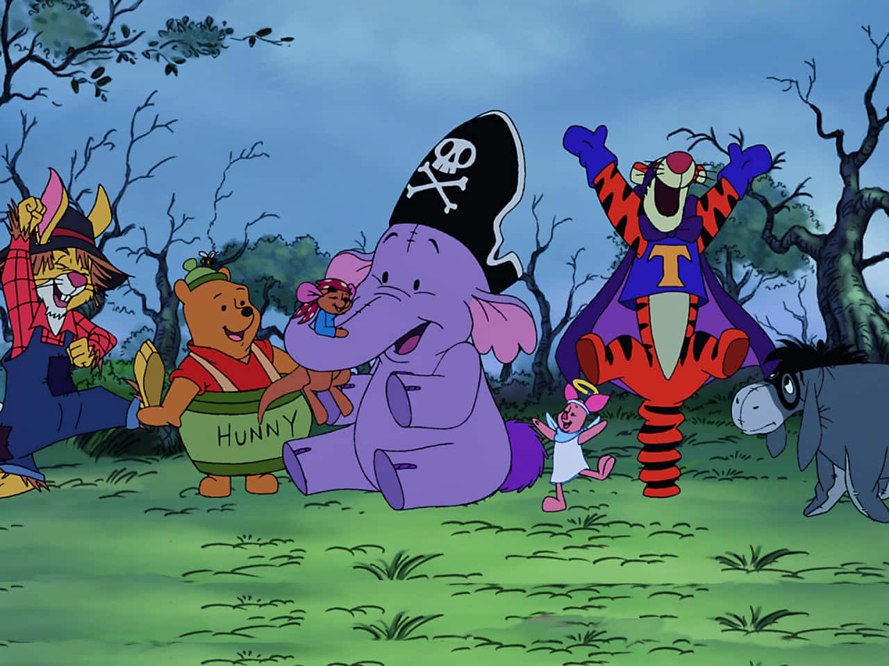 Disney Halloween 桌布 壁紙 — 小熊維尼和朋友們在暮色天空下的奇幻森林空地中打扮成海盜和超級英雄。