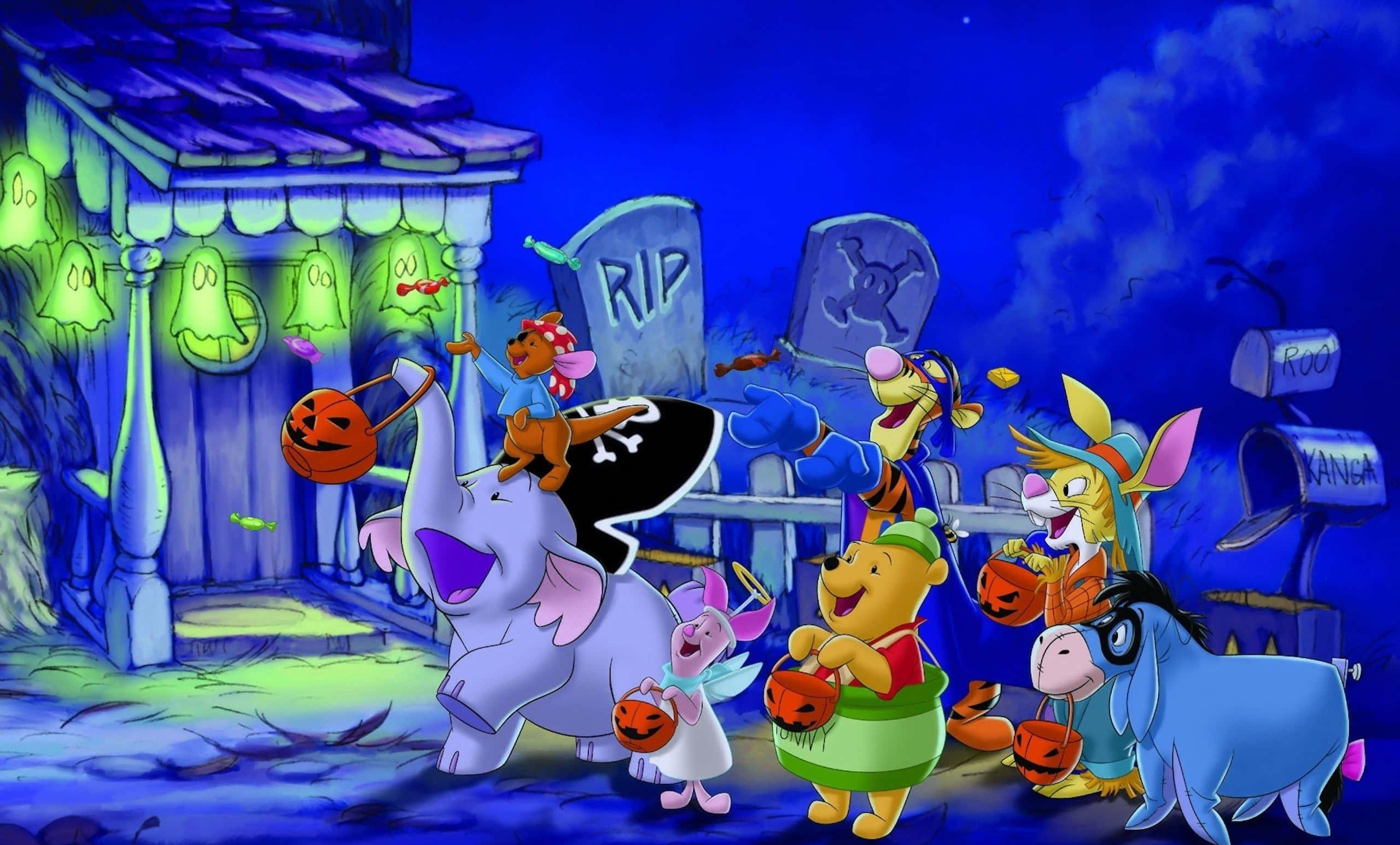 Trick-or-treaters 桌布 壁紙 — 小熊維尼和朋友們穿著萬聖節服裝，在深藍色夜空下的陰森墓園裡玩不給糖就搗蛋。