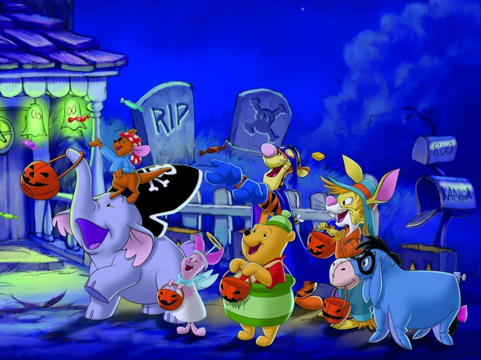 Disney Halloween 桌布 壁紙 — 小熊維尼和朋友們穿著萬聖節服裝，在深藍色夜空下的陰森墓地裡玩不給糖就搗蛋。