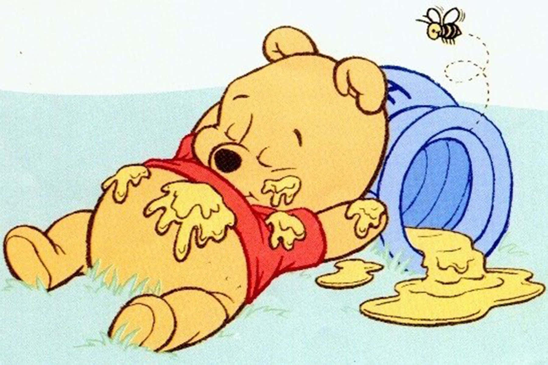 Winnie The Pooh Laptop 桌布 壁紙 — 小熊維尼打翻了藍色蜜糖罐後，全身沾滿蜜糖，幸福地睡著了，旁邊有一隻嗡嗡作響的蜜蜂。